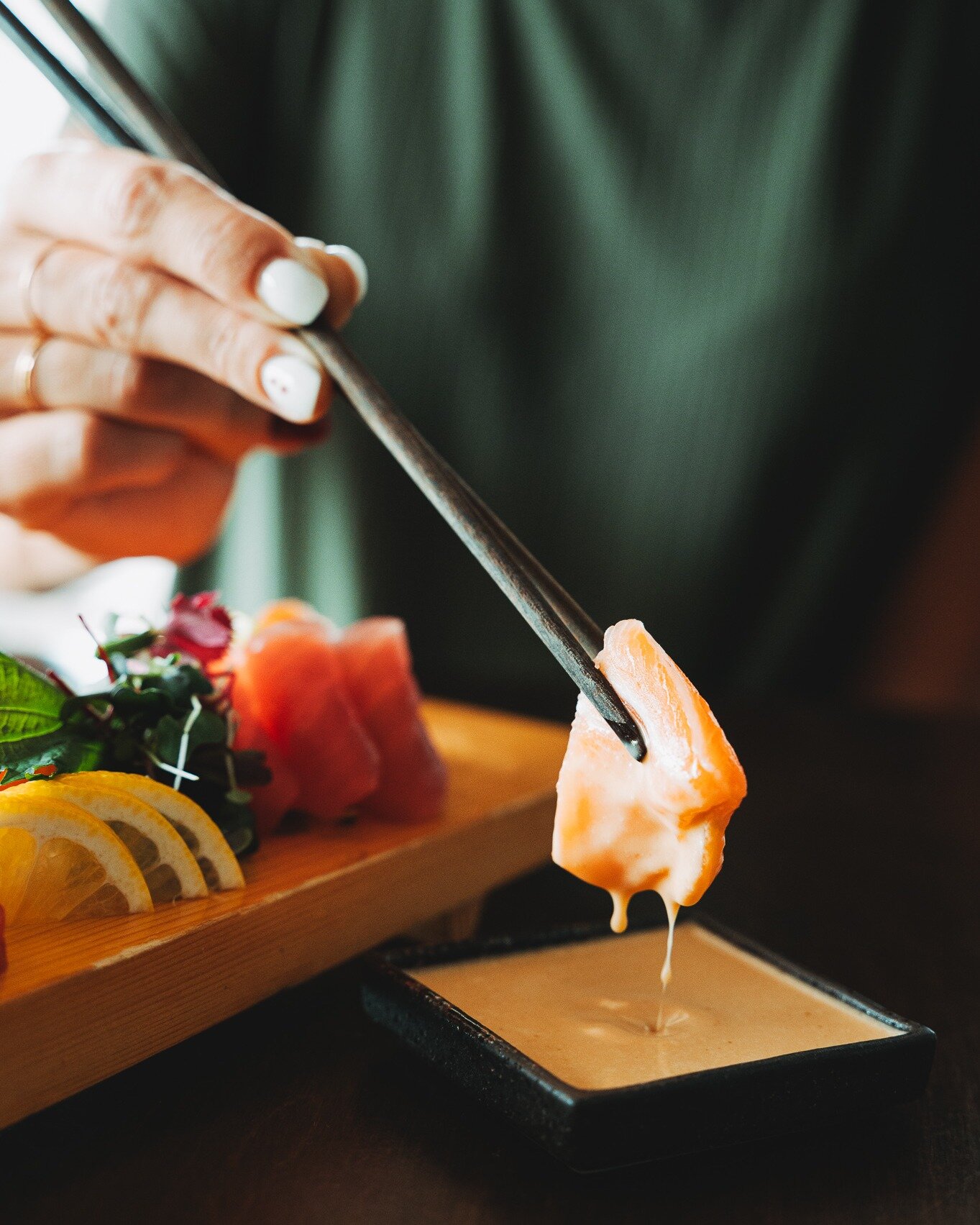 Est-ce l&eacute;gal de vouloir se baigner dans cette sauce s&eacute;same, fait maison par le Nambu restaurant, comme ce morceaux de sashimi? 🍣🤤
.
.
.
#sushi #sushis #sushiplate #nambu #namburestaurant #drummondville #yummy #miam #entrepriselocale #