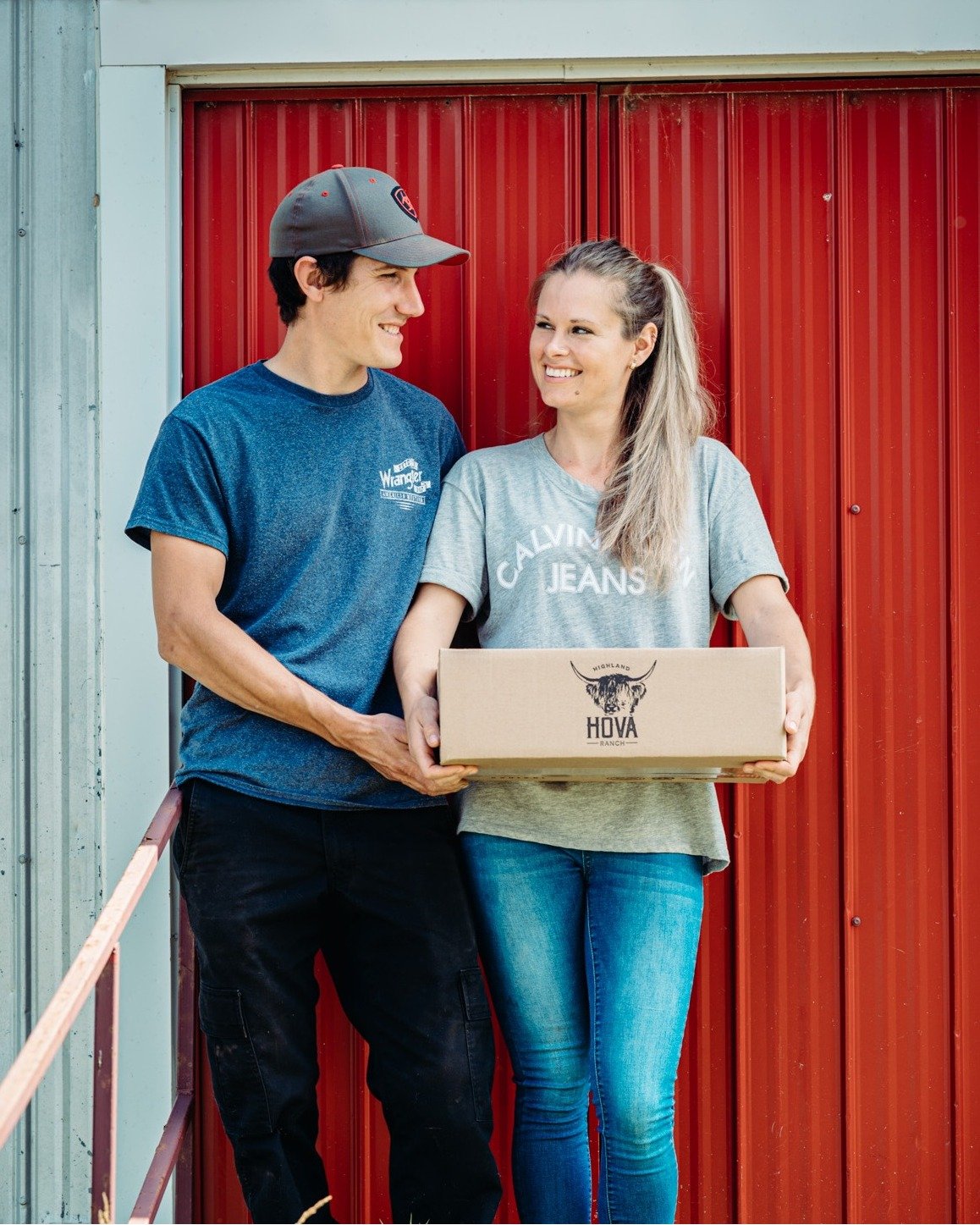 Je vous pr&eacute;senter Karla et Pier-Luc de la ferme Hova Ranch, un jeune couple d'agriculteurs passionn&eacute;s sp&eacute;cialis&eacute;s dans l'&eacute;levage de b&oelig;uf Highland pure race. Leur savoir-faire m'a profond&eacute;ment enrichi lo