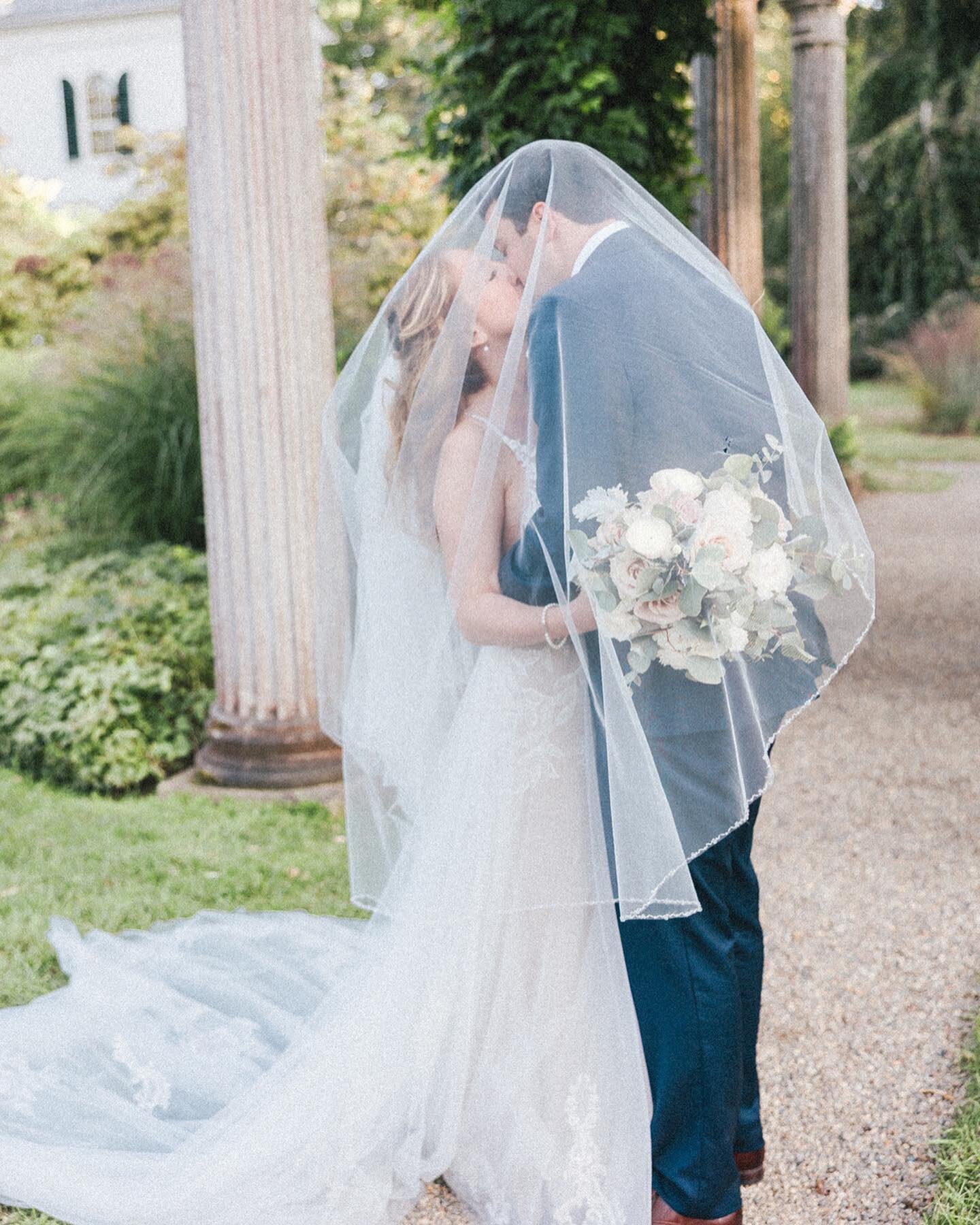 Flash back to the summer at Glen Magna Farms! 
ss for the talented katrinabernardphotography 
⠀⠀⠀⠀⠀⠀⠀⠀⠀
⠀⠀⠀⠀⠀⠀⠀⠀⠀
#bostonbride #nhwedding #newhampshireweddingphotographer #realwedding #fineartweddings #fineartweddingphotographer #bostonweddings #bost