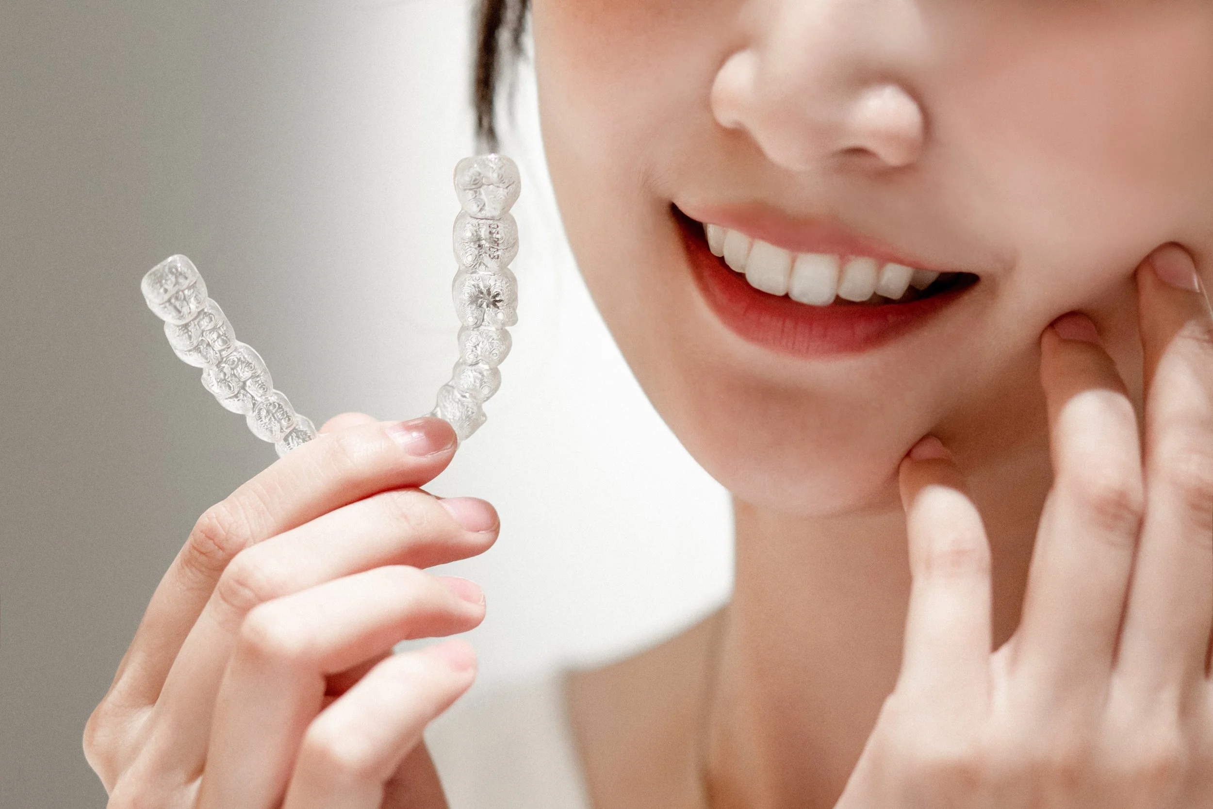 隱適美透明牙套實物展示圖｜Invisalign 無鋼牙外觀隱形矯正器