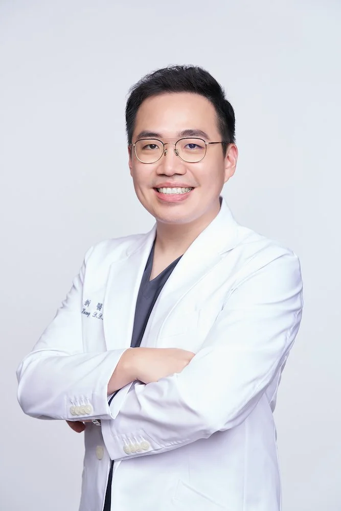 甯境牙醫黃裕新醫師形象照｜全瓷貼片美學主治醫師，超薄擬真原生貼片技術專家