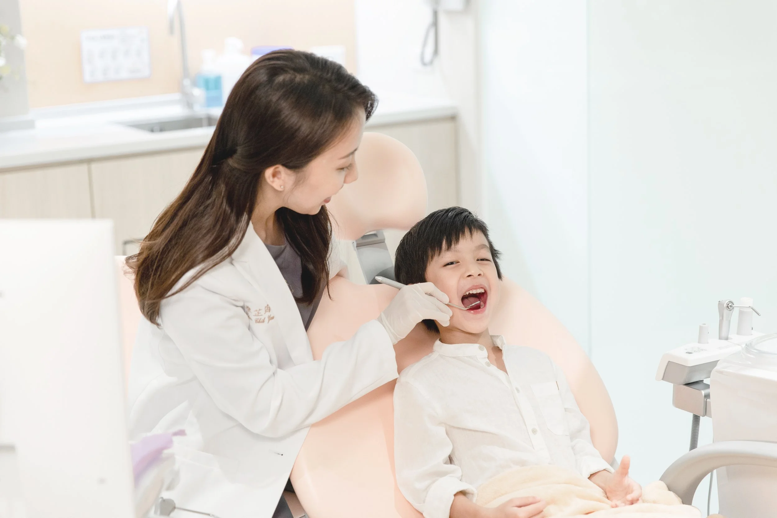 甯境牙醫兒童戴蒙矯正治療情境照｜自鎖式矯正器方便清潔，適合兒童