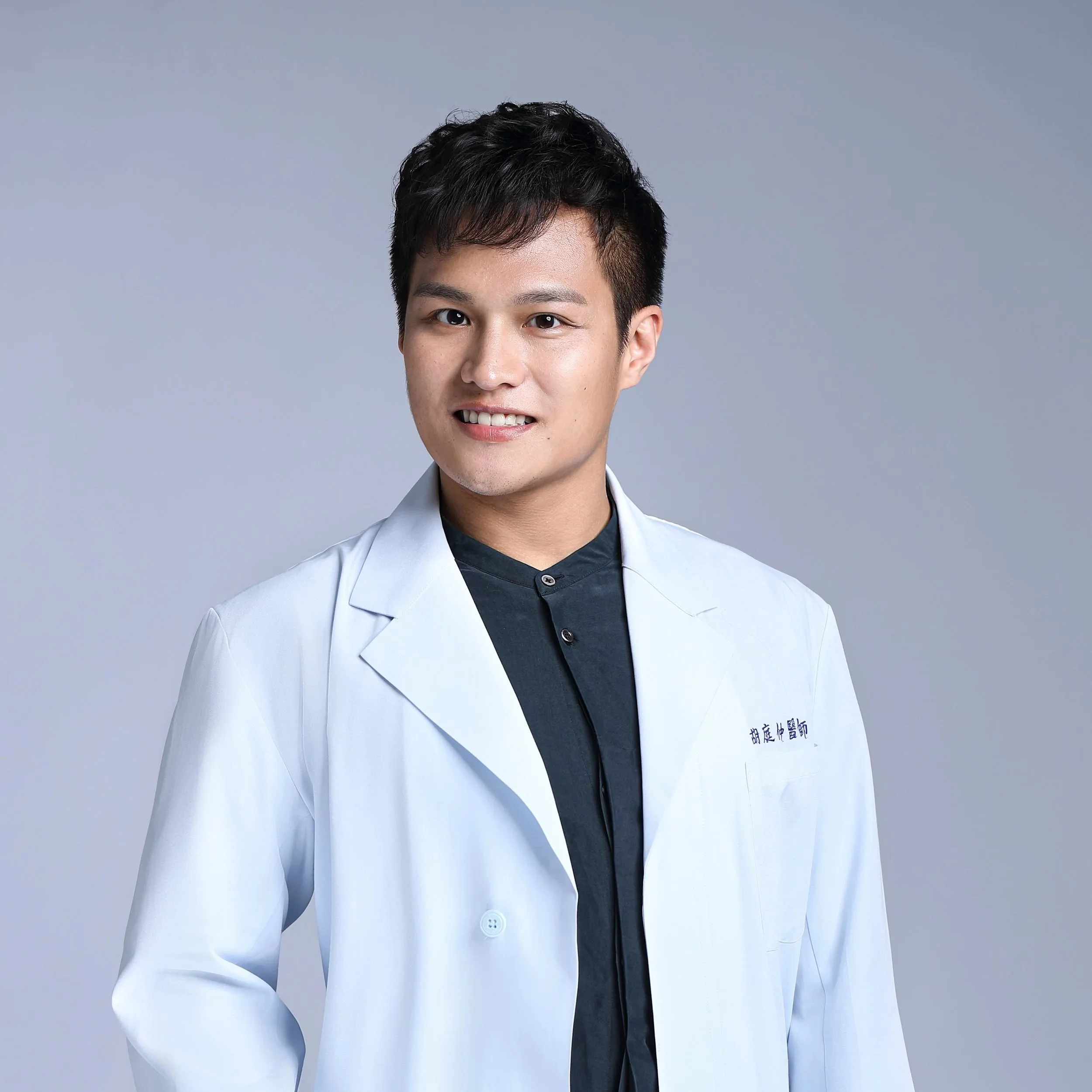 胡庭仲醫師形象照｜甯境牙醫一般牙科・台大牙醫・牙周統合照護