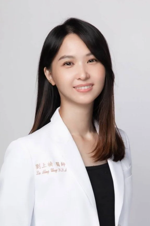 甯境牙醫劉上禎副院長形象照｜衛福部認證兒童牙科專科醫師，兒童暴牙早期矯正說明