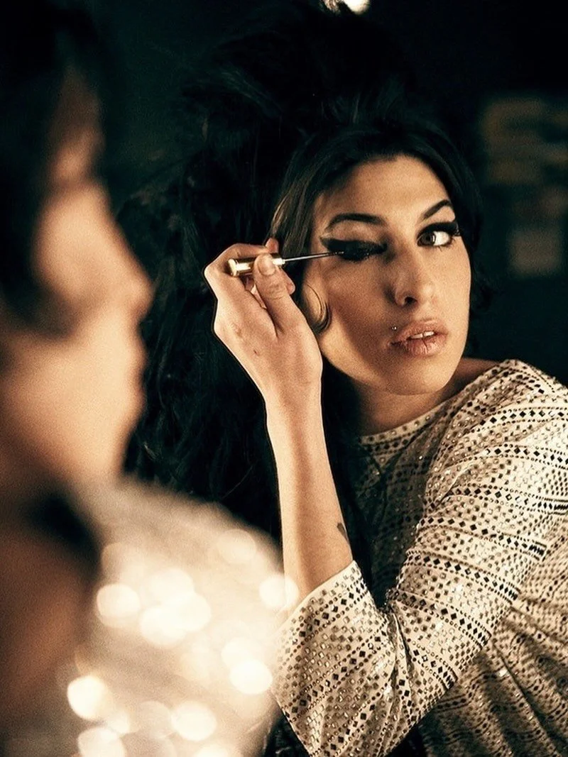 &ldquo;One of them tried to mould me into a big triangle shape and I went no!&rdquo; ◯
&mdash; Amy Winehouse

📷 source unknown