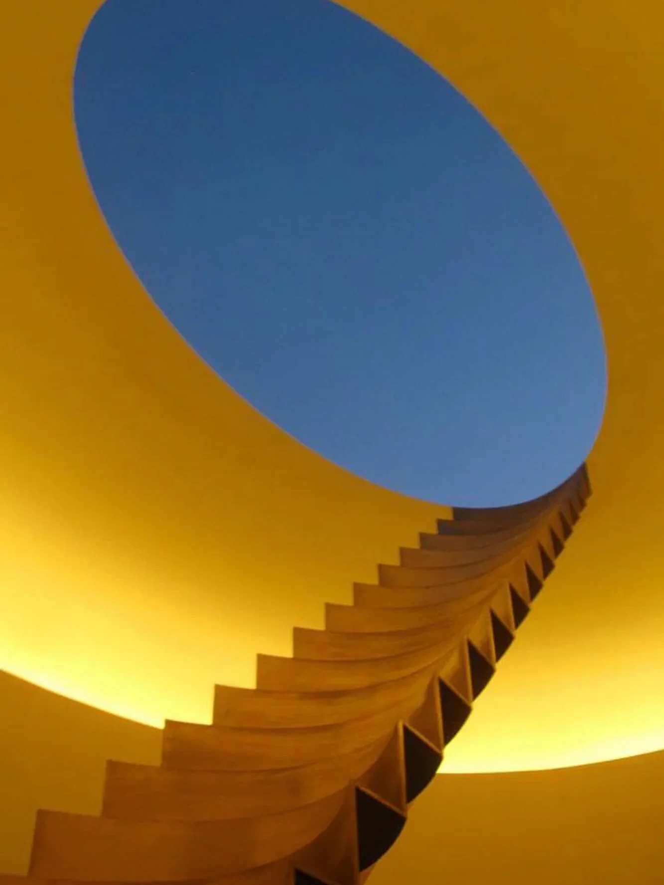 &ldquo;I&rsquo;ve always felt that night doesn&rsquo;t fall. Night rises.&rdquo;
&mdash; James Turrell, Interview magazine, May 2011

📸 Ed Krupp
🎨 Roden Crater, 1977. James Turrell.