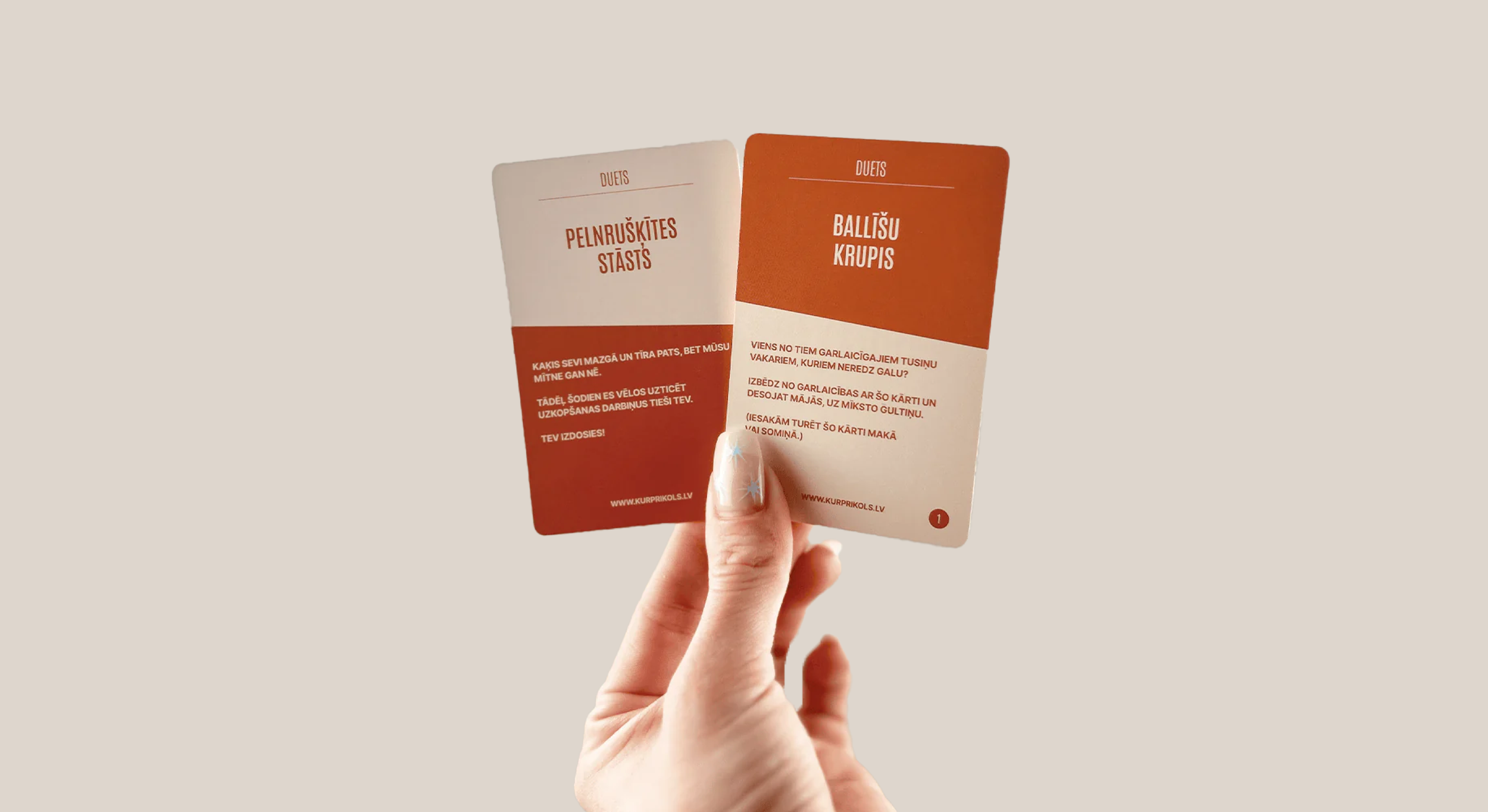 Persona tur divas sarkanas un baltas kartītes ar skatuves norādēm latviešu valodā dueta spēlei, uz vienkārša bēša fona.