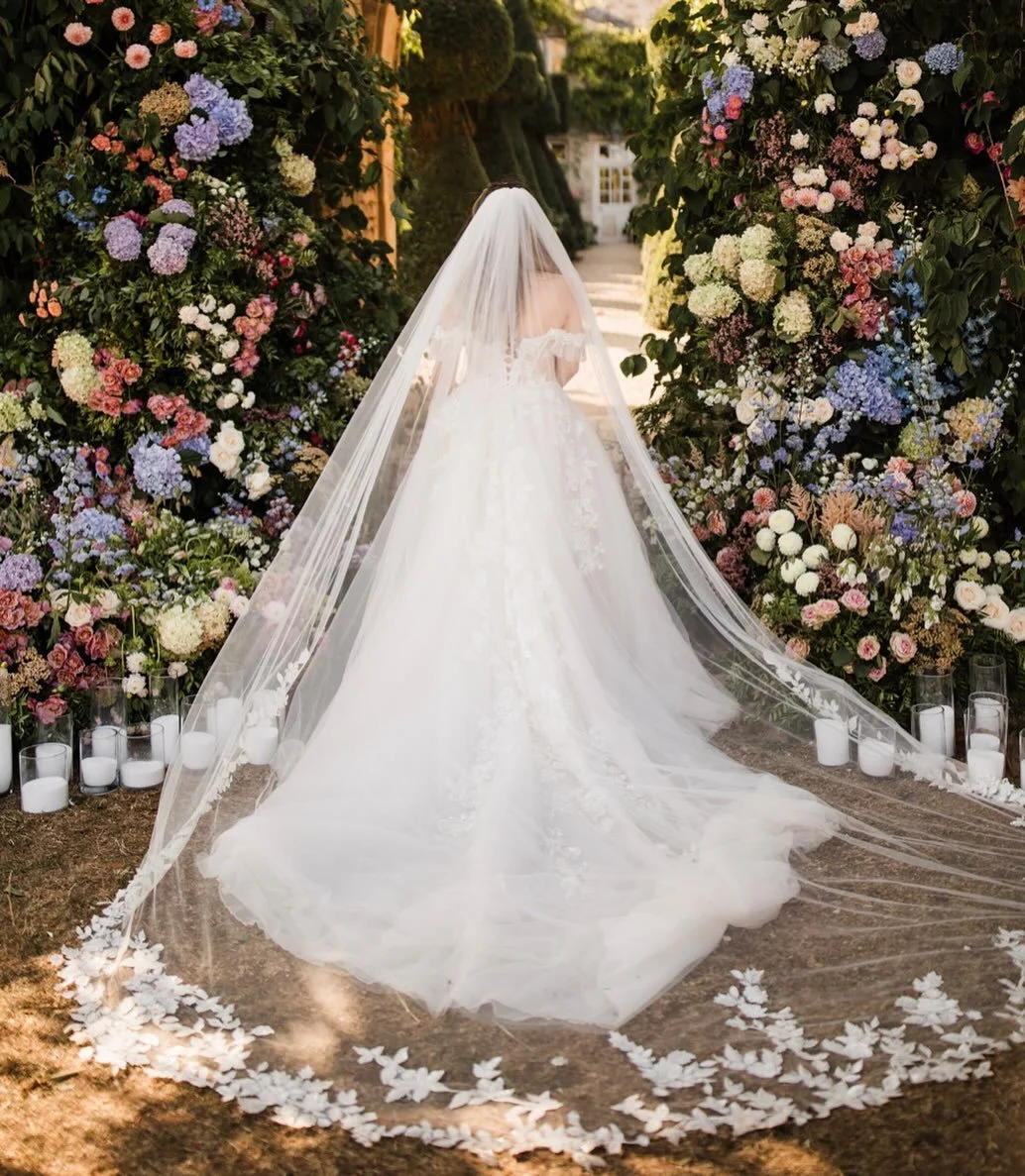 Another custom veil for a beautiful bride 🤍 

Together we blended delicate beaded lace with romantic 3D floral lace to echo the details of her stunning Galia Lahav gown. Every element was carefully considered, making this piece truly one of a kind a