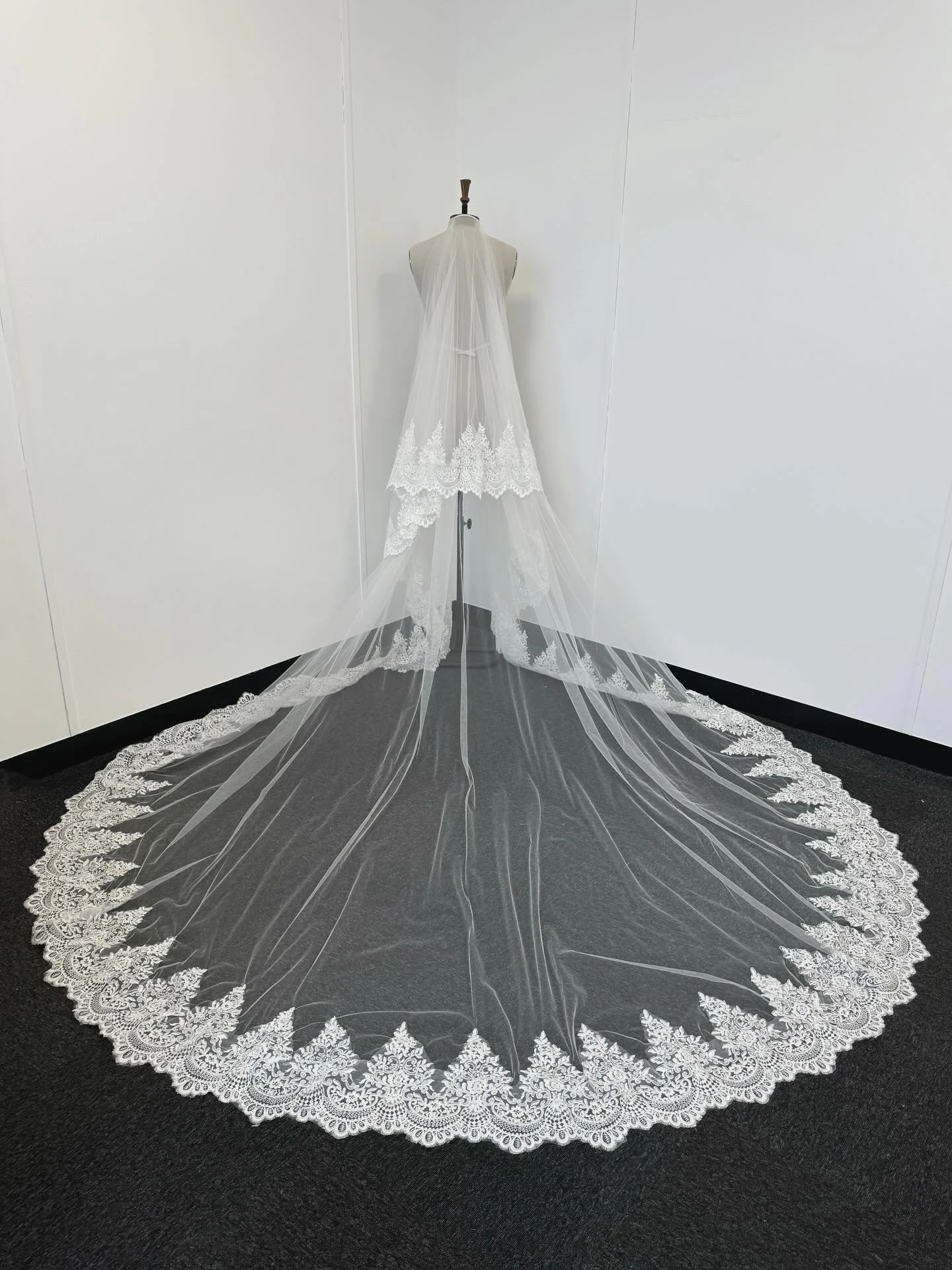 Bespoke wide lace veil ✨

This veil was handcrafted with a wide lace trim - a timeless detail that&rsquo;s having a real moment right now since Tia Lineker&rsquo;s gorgeous bridal look. Romantic, elegant, and made custom for you 🪡🧵

#veil #laceveil