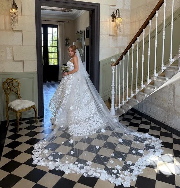 How stunning does my bride look in her custom 3D flower veil?! ✨ 

#veil #bridalveil #flowerveil #weddingveil #flowerbridal #petalveil #scatteredflowerveil #wedding #bridalideas #bridalfashion #oscardelarentabride #bespokebridal #embroideredveil