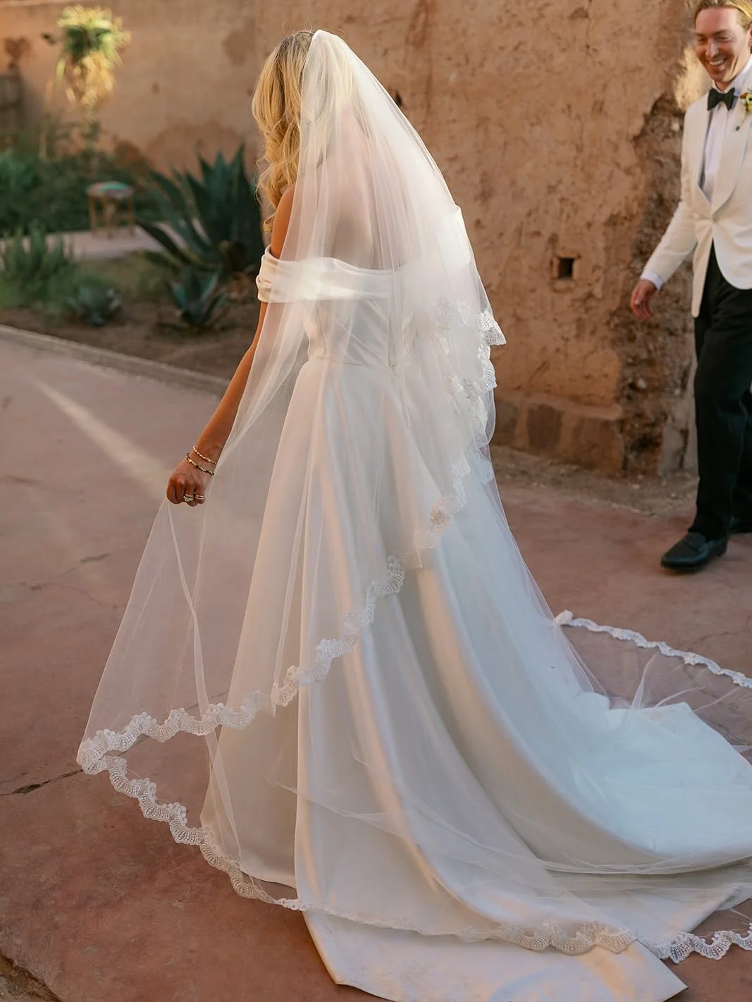 ✨Bespoke veil✨ 

Gorgeous bride Georgia looked stunning in her custom lace veil. We worked together to create the perfect look to compliment her dress, congratulations Georgia! 🤍

📷 @davidjenkins75