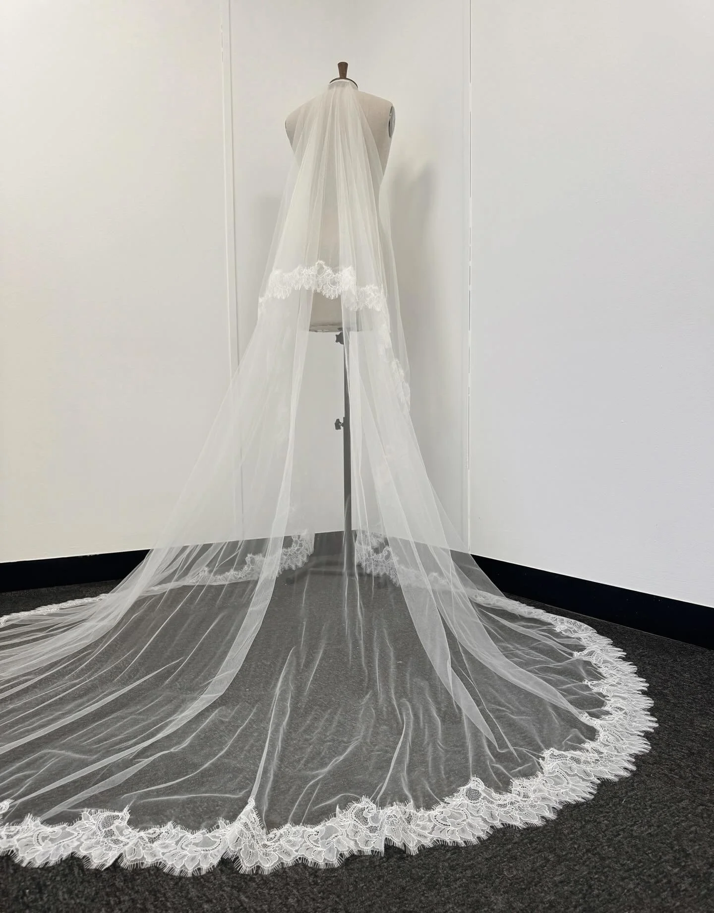 Chantilly scallop lace trim veil 🤍 paired with matching lace fingerless gloves 🪡🧵

The perfect combination for an elegant modern bridal look! 

#lace #laceveil #lacetrimveil #lacebridal #bridallace #wedding #weddingideas #veil #lacegloves #bridalg