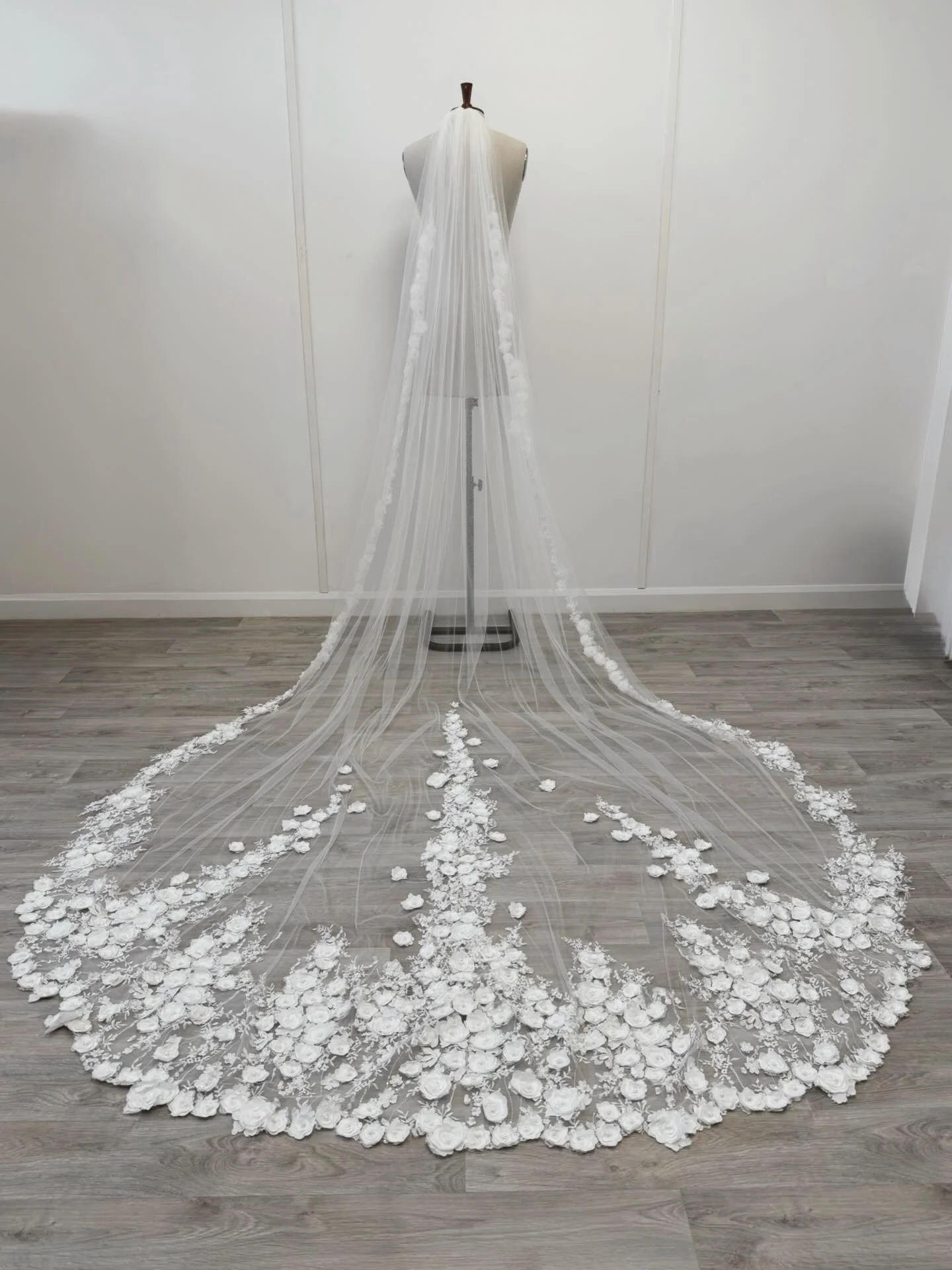 Bespoke floral veil 🪡🧵

Loved creating this custom veil for one of my beautiful brides to be! Can&rsquo;t wait to see her wear it 🤍 

#veil #floralveil #bespokeveil #bridal #2026bride