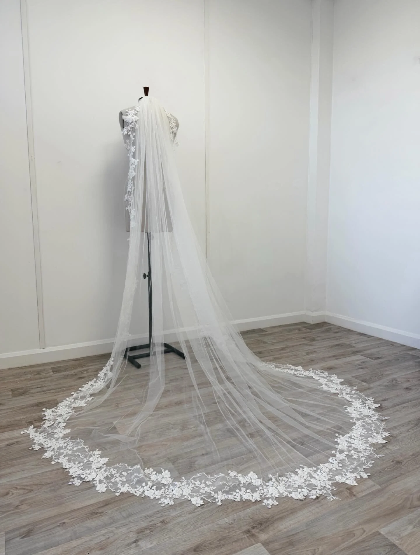 Bespoke veil 🪡🧵🤍

Another custom veil for one of my beautiful brides. We worked together to create this one of a kind veil, incorporating flowers and vines, with some added sparkle ✨ 

#veil #bridal #weddingveil #floralveil #beadedveil