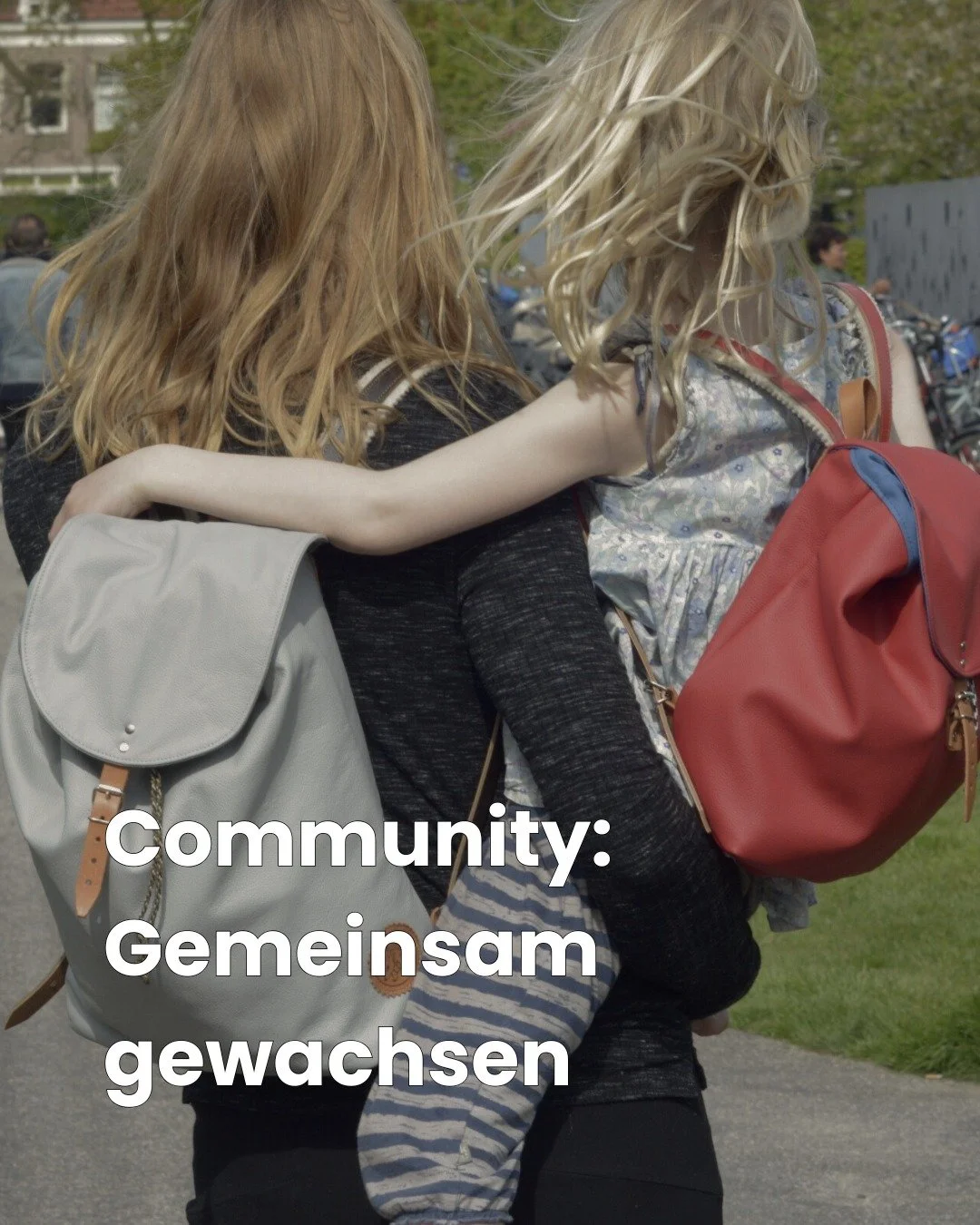 Wir freuen uns, wenn unsere Arbeit in eurem Alltag lange weiterlebt! 
PS: Schreibt uns Postkarten 💌
#snekkerbuks #handgemacht #atelierlife #slowfashion #crafted #madeinamsterdam #communityfirst #familienzeit #kidsstyle #sustainableliving #boxtraini