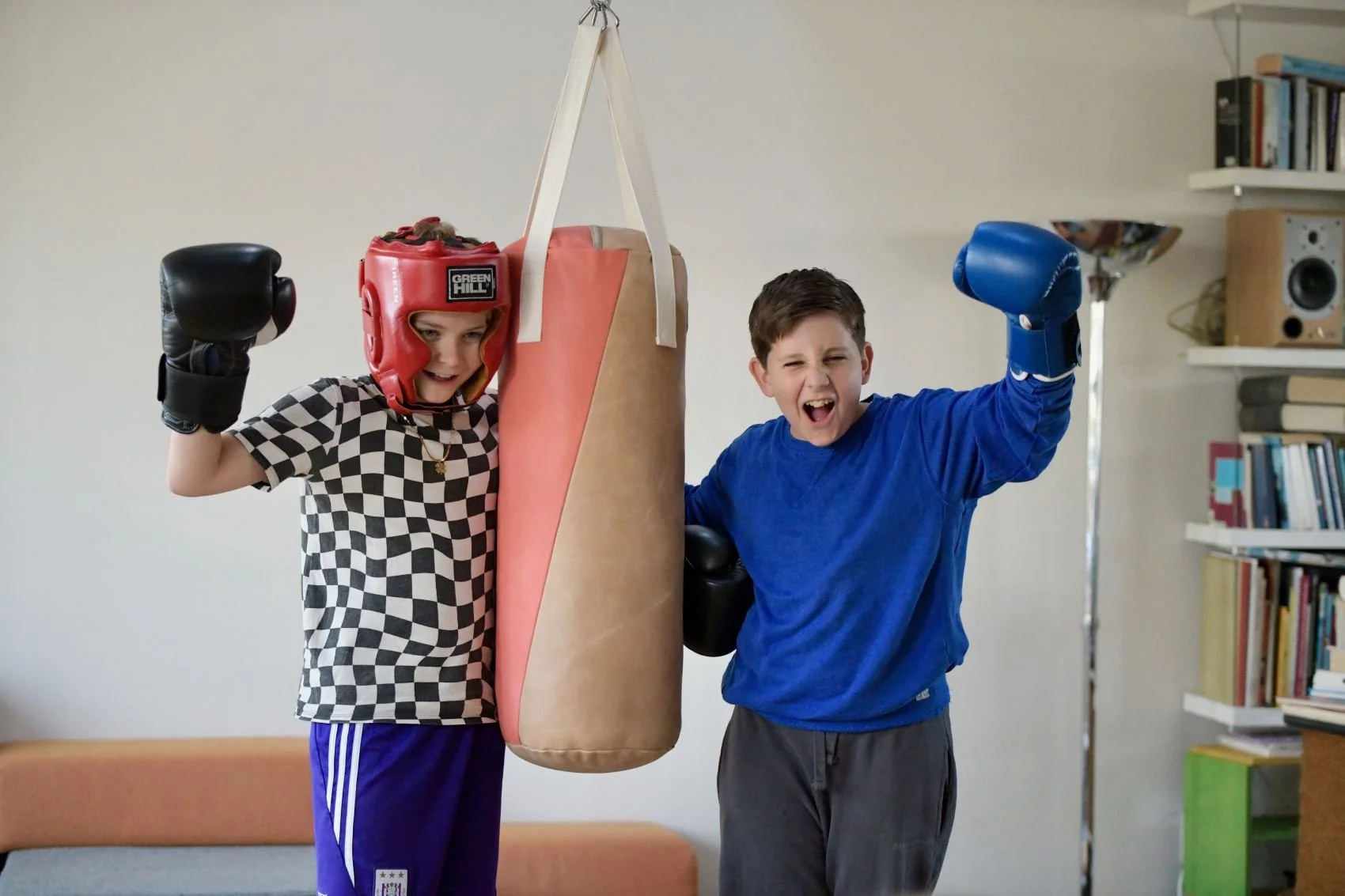 zwei Jungs jubeln nach dem Boxen