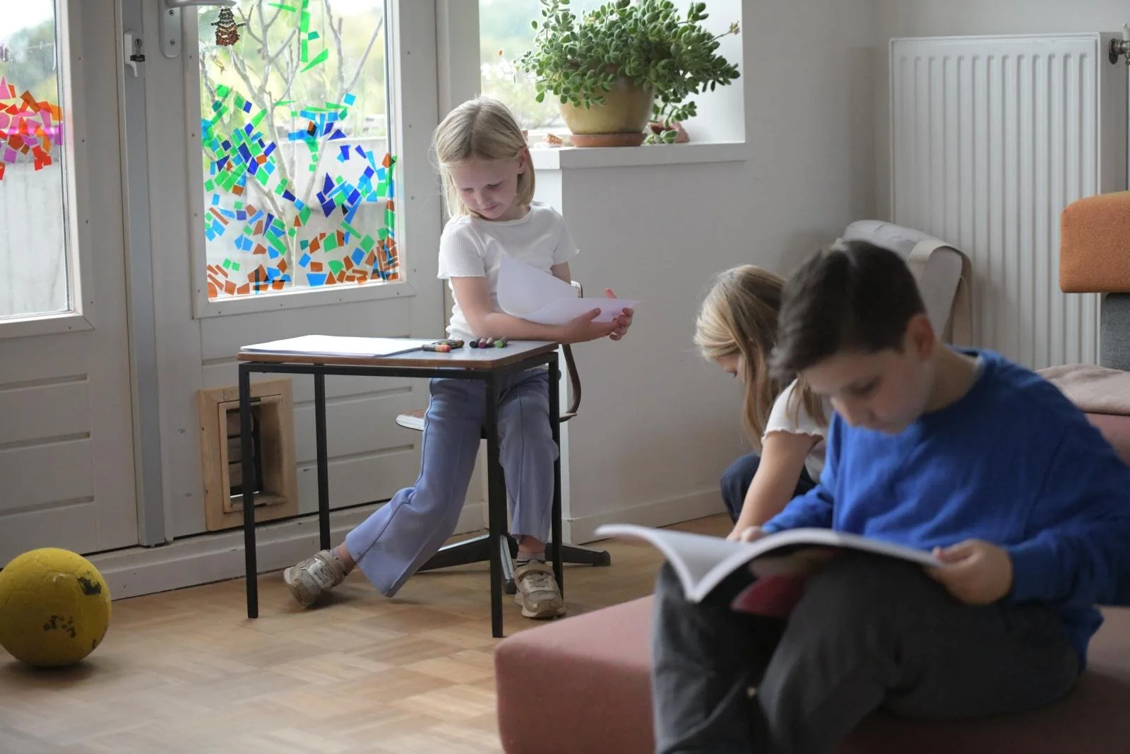 Kinder sitzen und lesen
