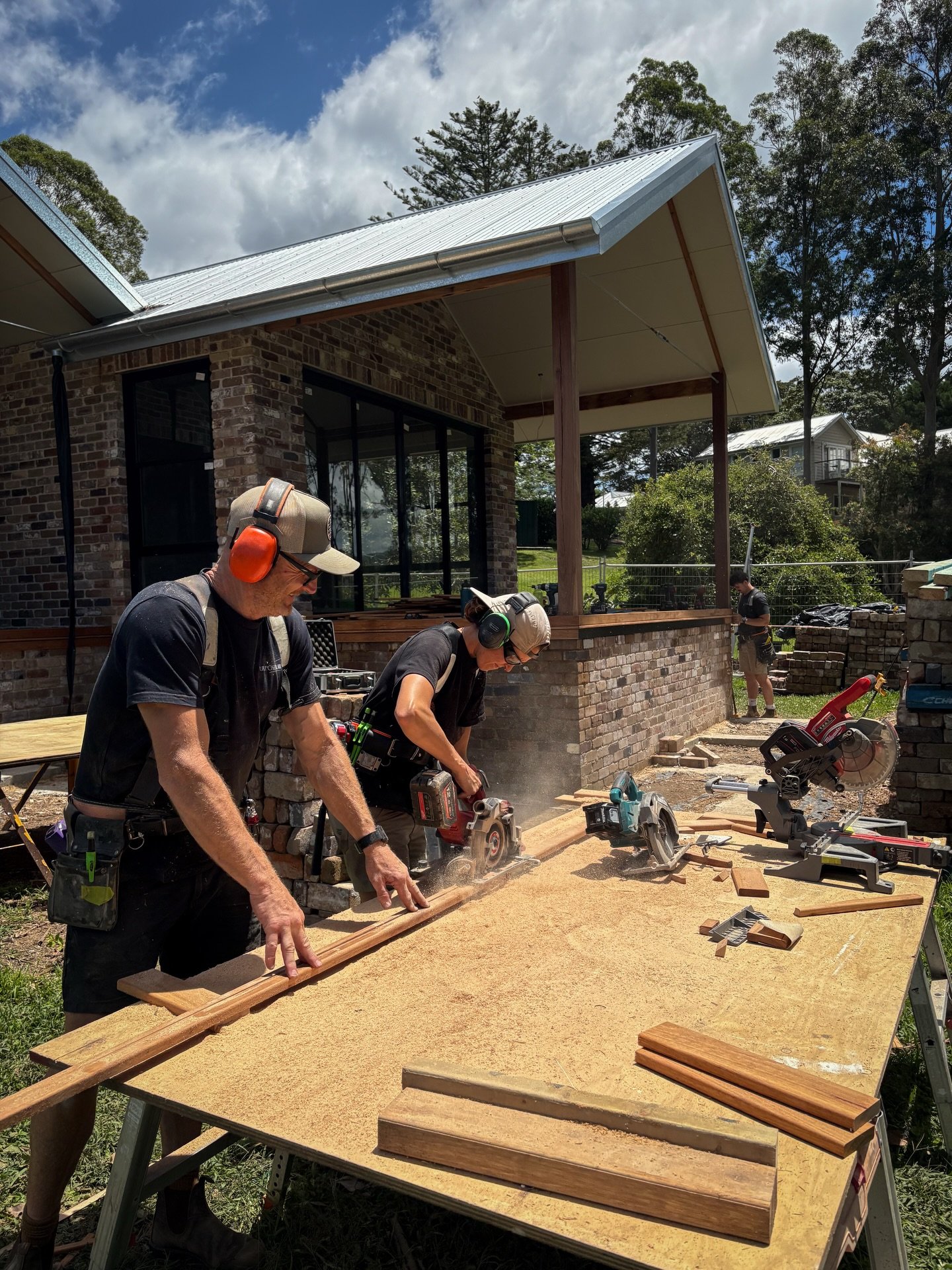 The sun was up and so were we ☀️
Half the team perfecting the deck band detail yesterday while the other half prepared the old fireplaces ahead of injections to seal and resurrect. More process shots soon.

#PurposeBuild #DesignedForLife #BuiltForGen