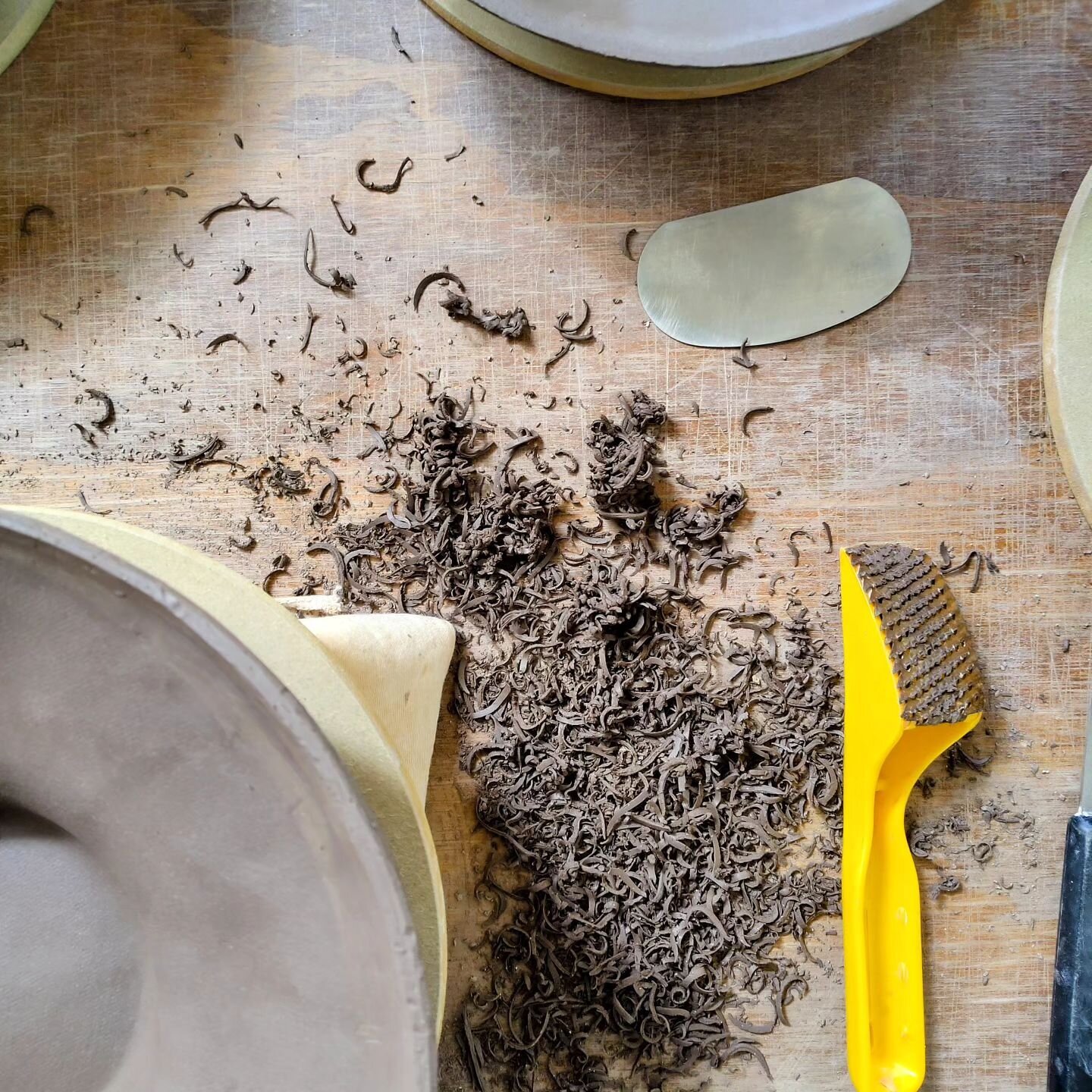 Trimming bowls!

#cerqmics #minimaltableware #ceramicbowls #handmadeceramics #craftmakerfrome #makeroftheday #ceramica #pottery #tablewaredesign #modernrustic