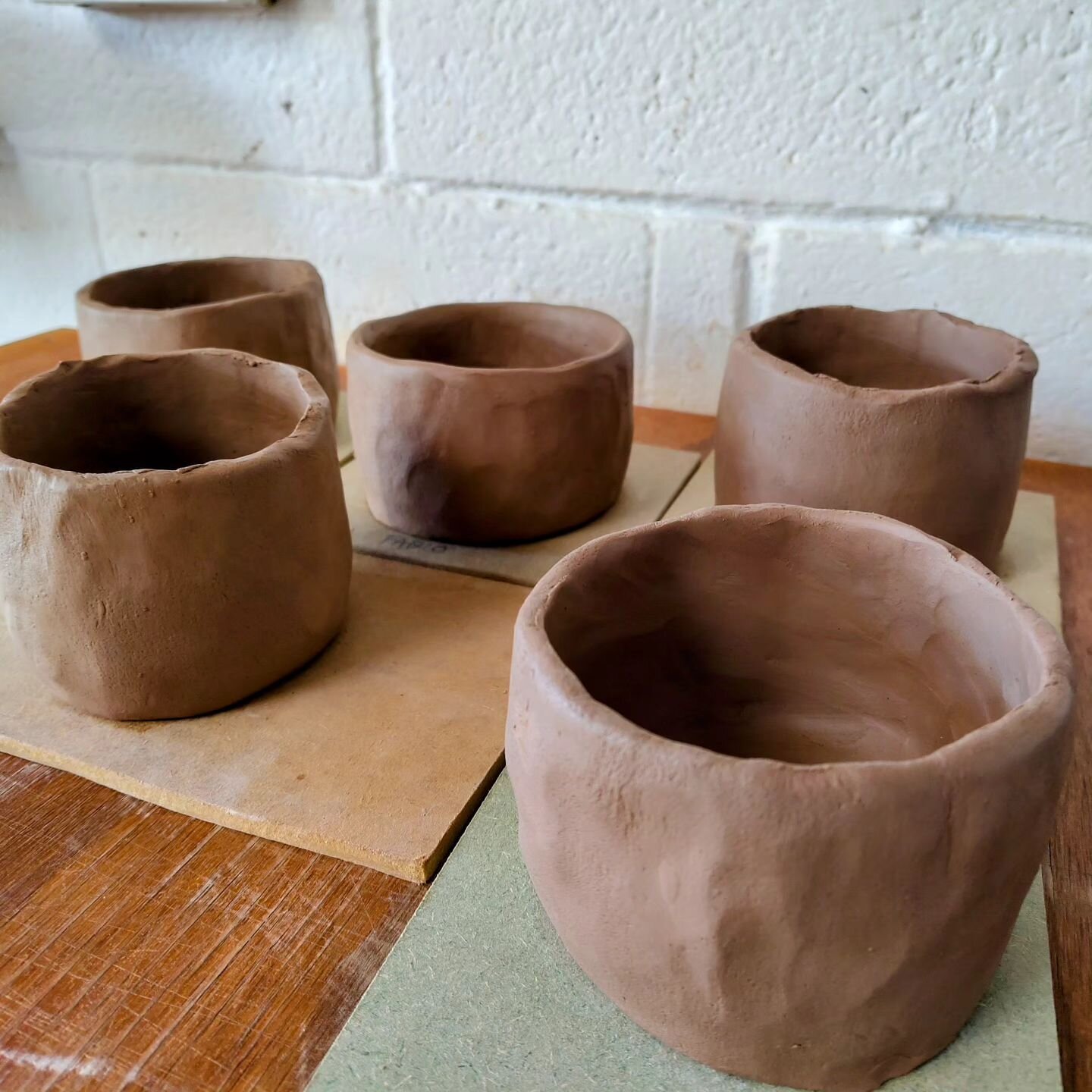 Cups in the making! These will be with handles and will glaze with tenmoku glaze. Modern rustic hand-built cups with earthy stoneware.

#handmadeceramics #ceramics #ceramica #handbuildingwithclay #modernrustic #cupsforcafe #tableware #ceramictablewar