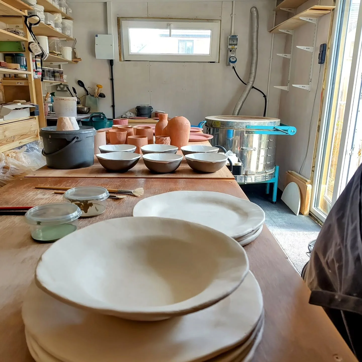 I'm back at the studio today after a few weeks away (Italy). Planning for this afternoon,

- glaze kiln loading with some stock for my shop and few client orders.

- new glaze test goes in the kiln 🤞 

- and new experiments with white and off-white 