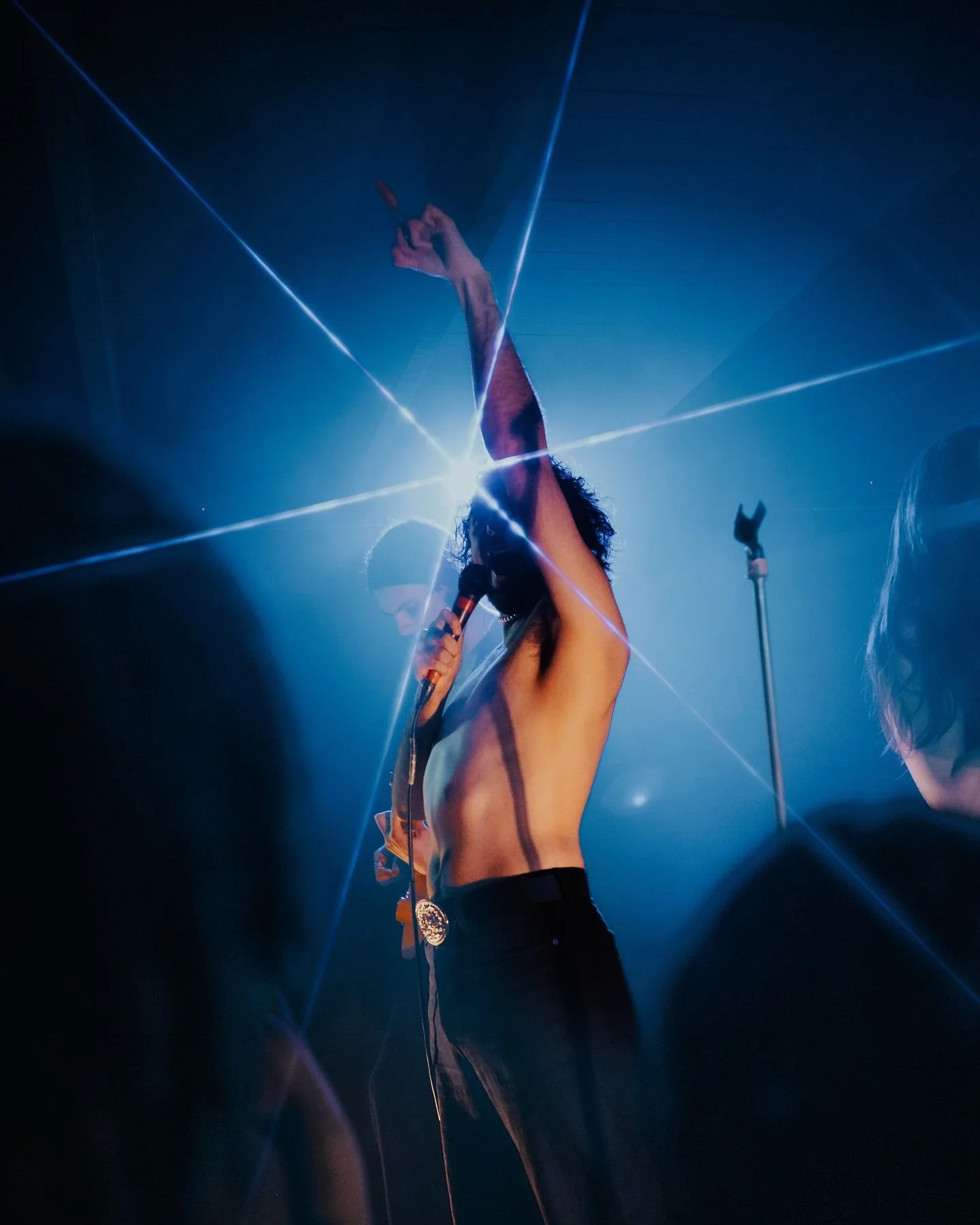 I think this may be my best photo ever 🤩@rickyneiljr giving off some Freddie vibes. Love it✨

&bull;

🎸 @rickyneiljr 
📍 @indianoceanhotel 
📸 @sonyaustralia @sonyalpha.anz 
  Shot on the Sony a7Riii

&bull;

I&rsquo;ve had some people ask me &ldqu