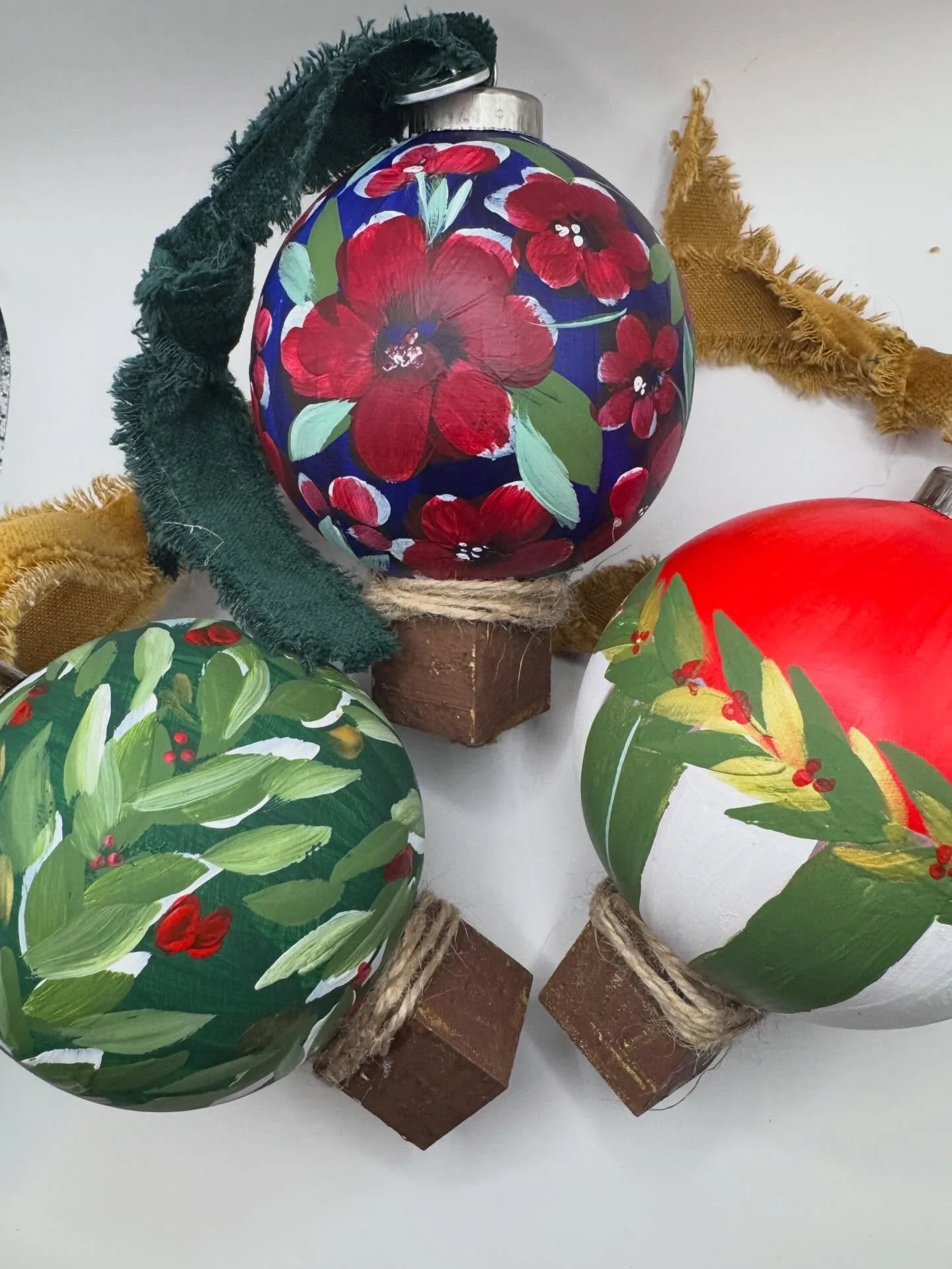 Final ornaments of this season! 🎁

These were commissioned last year by my Aunt and I had just complete a 3rd surgery of 2024. I was wiped! She graciously said, &ldquo;Make them any time you want!&rdquo; 

So, here the are in all their &ldquo;balloo