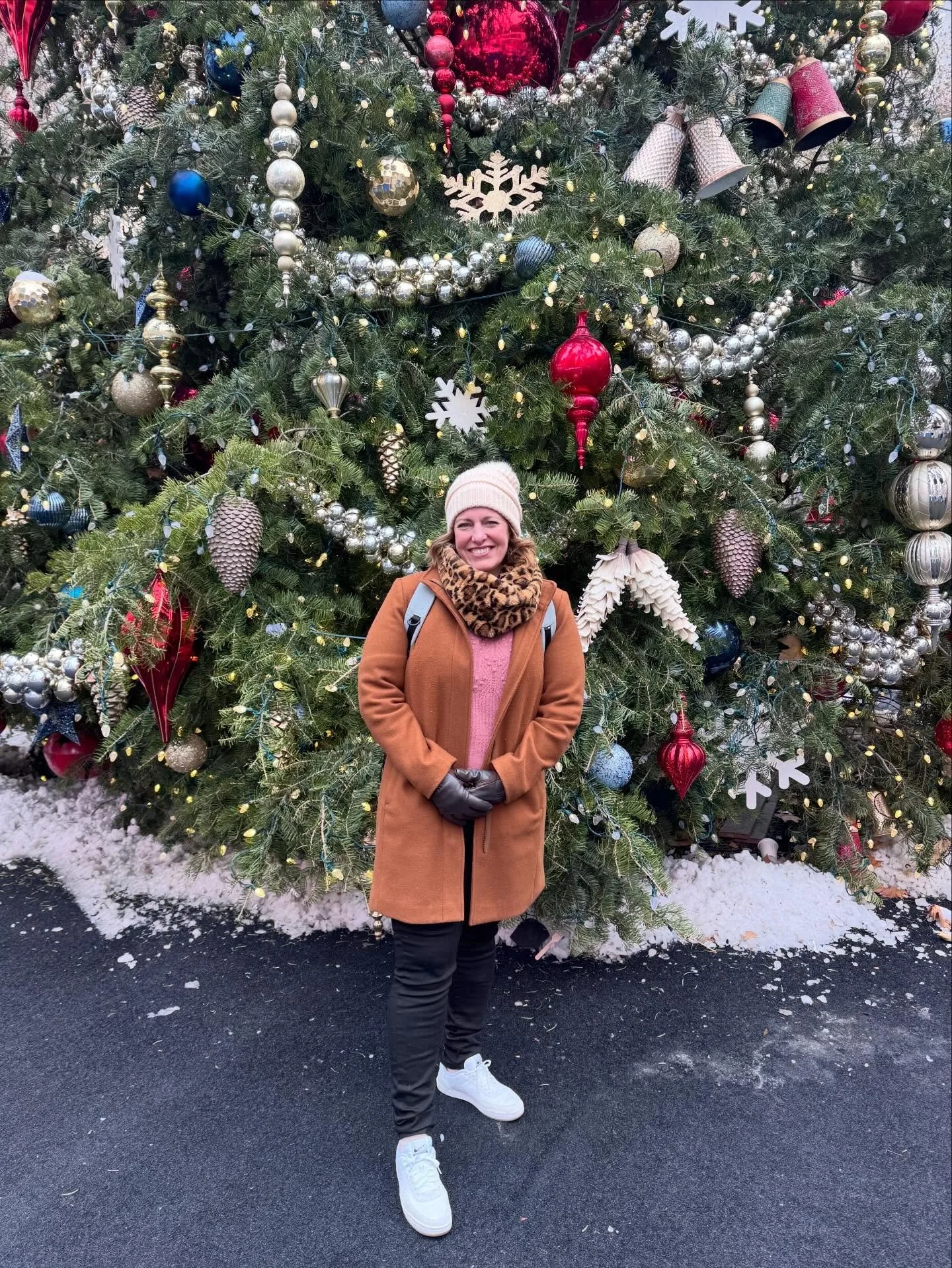 Christmas in NYC! 🎄🚖🏙️

My friend Amanda invited me to join her in NYC for the holiday and I accepted with bells on. 

I painted in coffee shops, visited the MET, window shopped Park Ave, saw all of the snowy horse carriages in Central Park, walke
