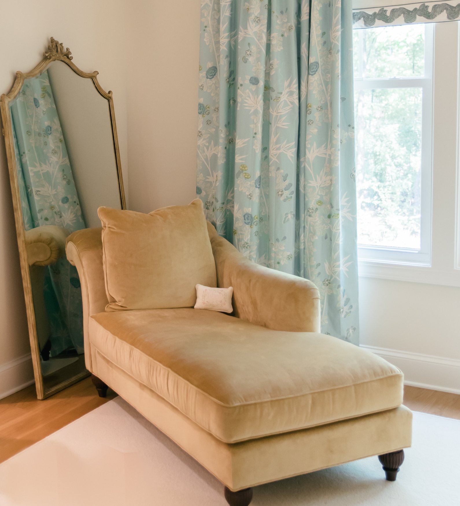 How to Arrange a Small Bedroom With a Queen Bed