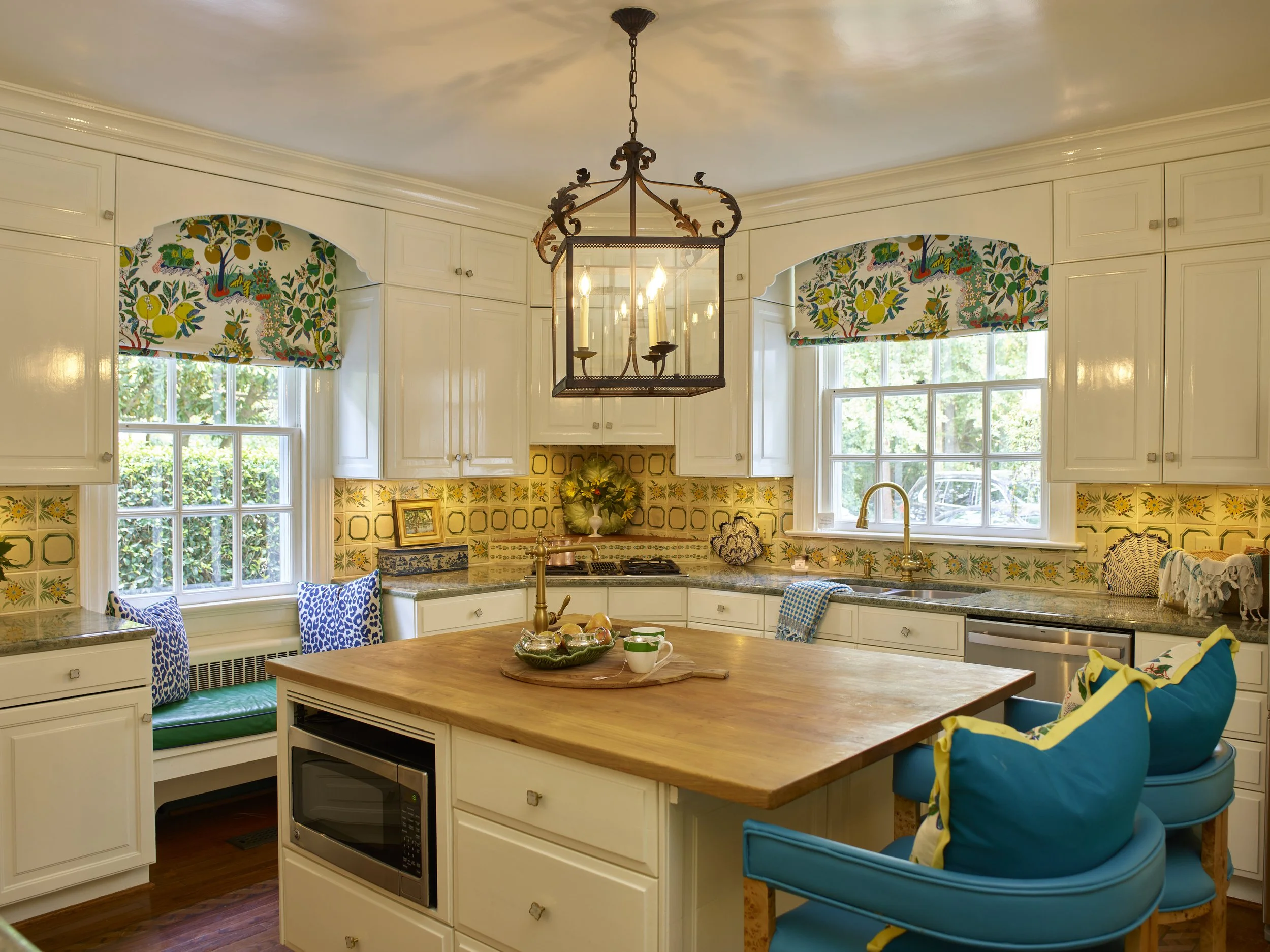 Should Your Kitchen Cabinets Be Darker or Lighter Than The Walls? Designers Unanimously Agree