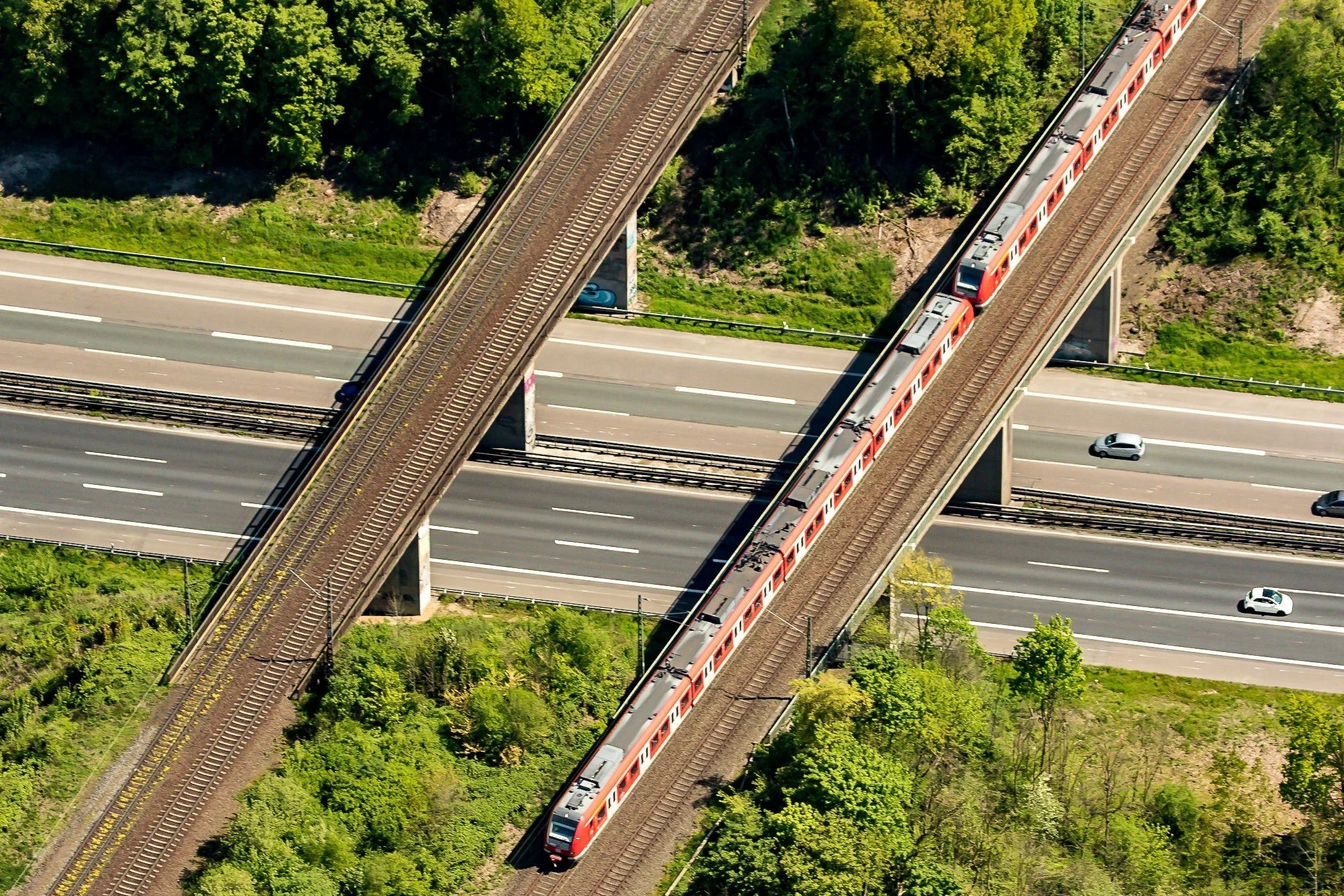 Eisenbahnbrücke über einer Autobahn