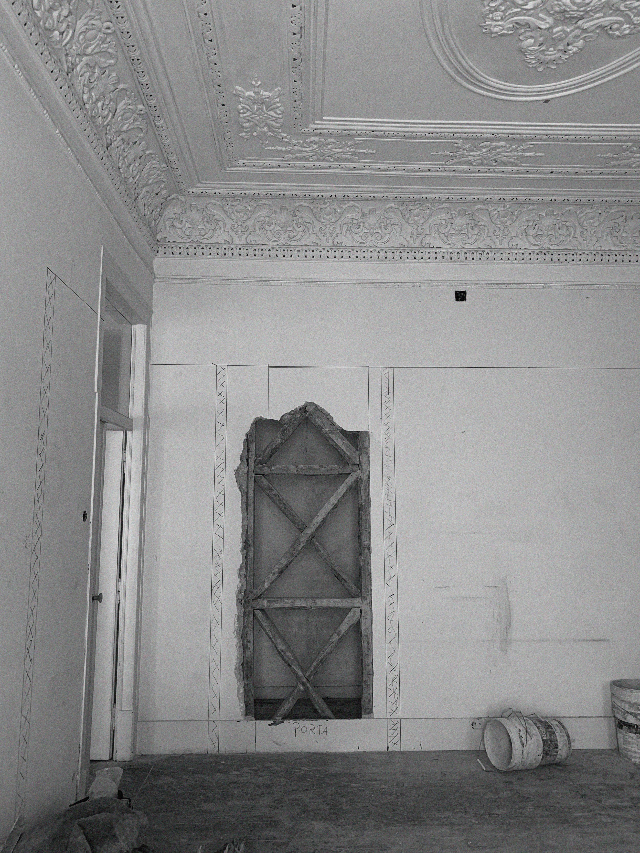 Interior+architetcure+centenary+apartment+Lisbon+wall.jpg
