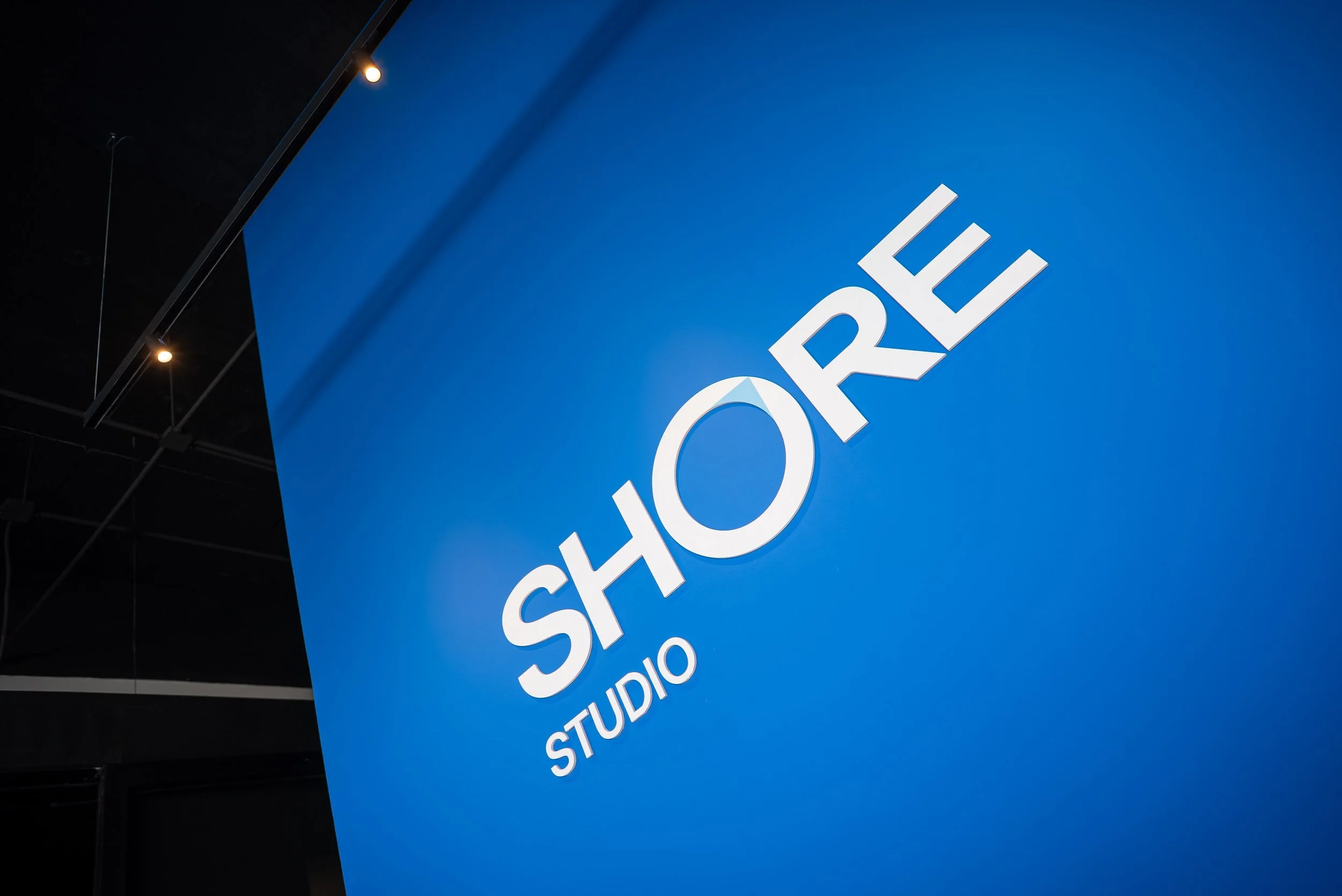 Set decorado para estudio de grabación de podcast y videopodcast profesional en México