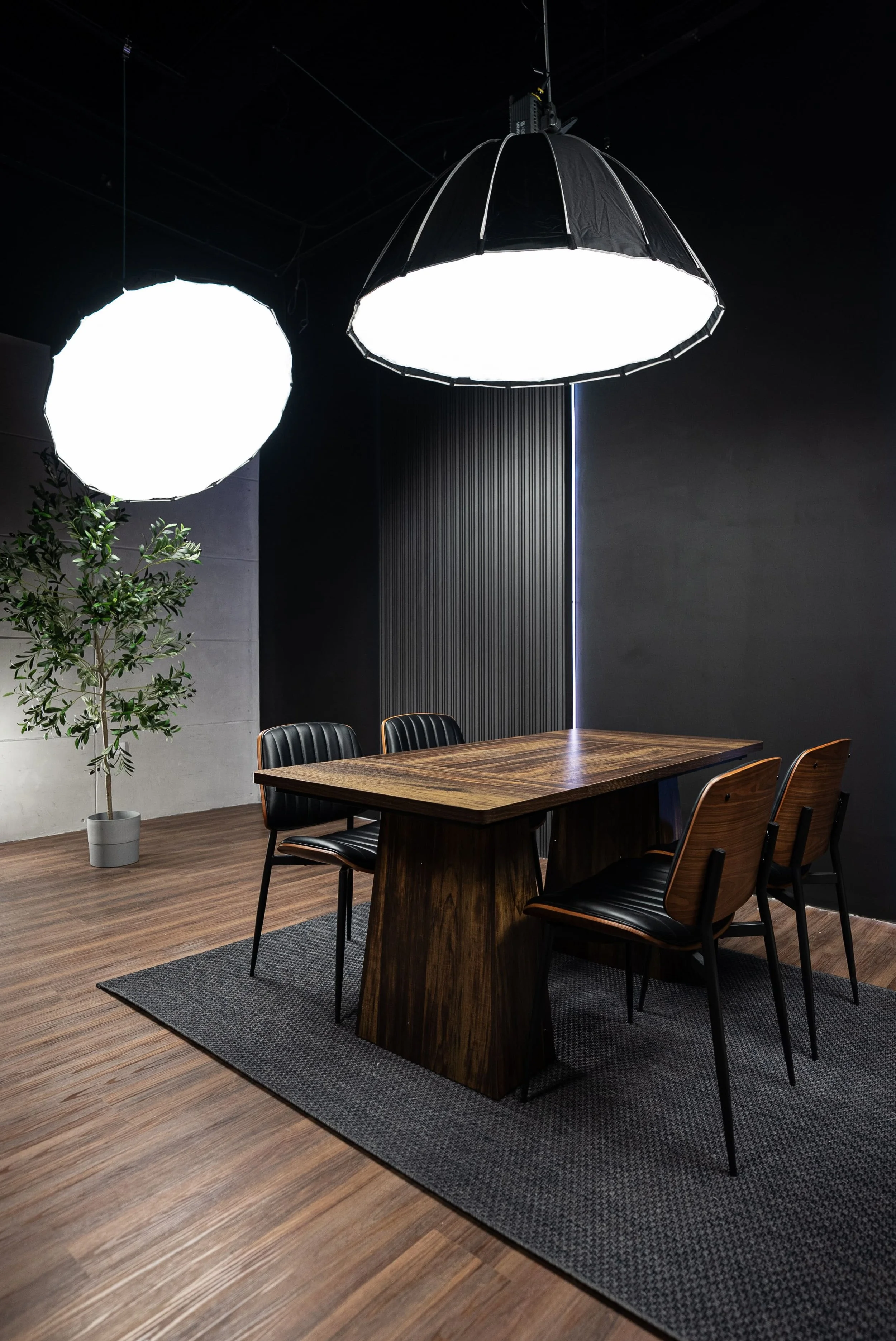 Set decorado para estudio de grabación de podcast y videopodcast profesional en México