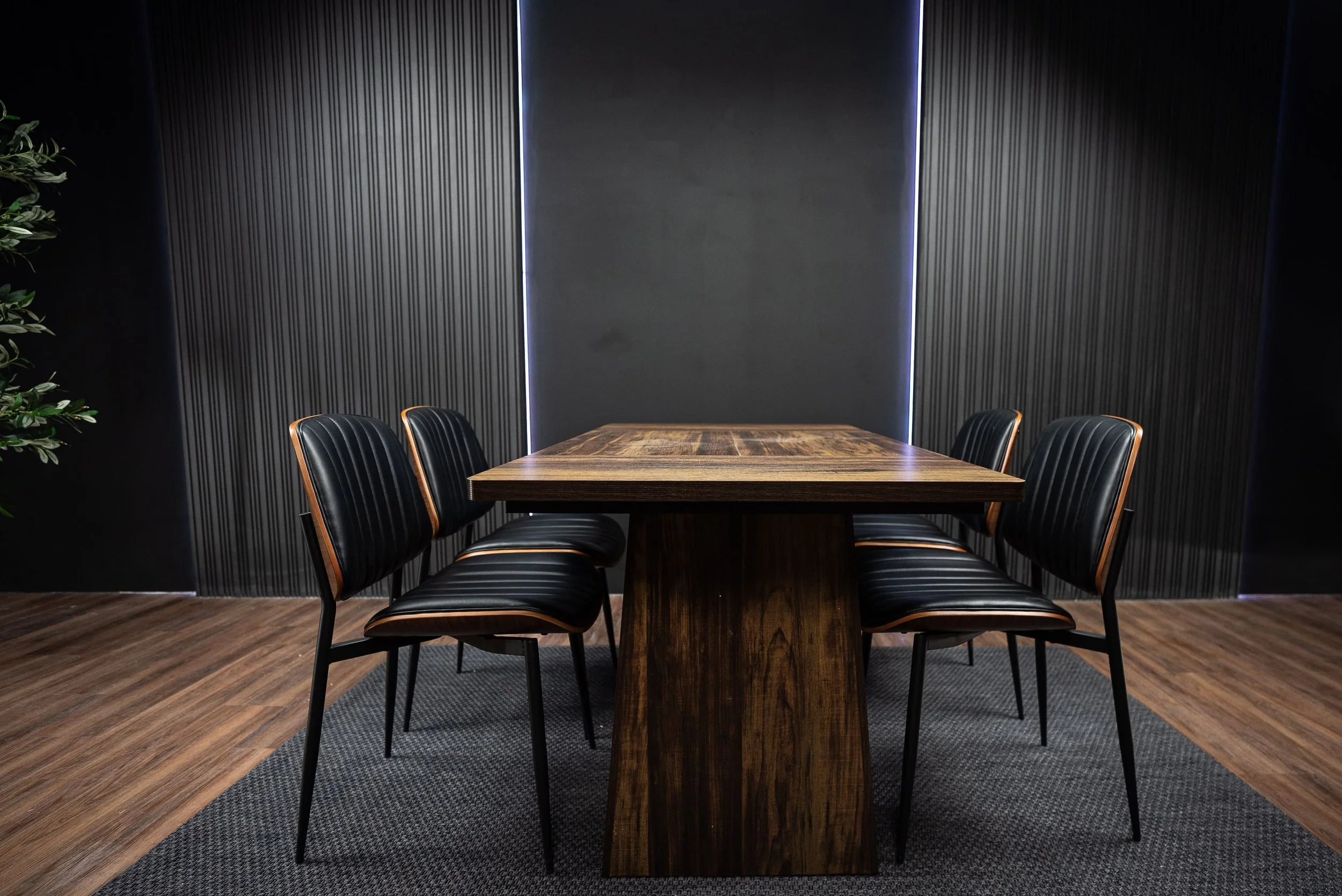 Set decorado para estudio de grabación de podcast y videopodcast profesional en México