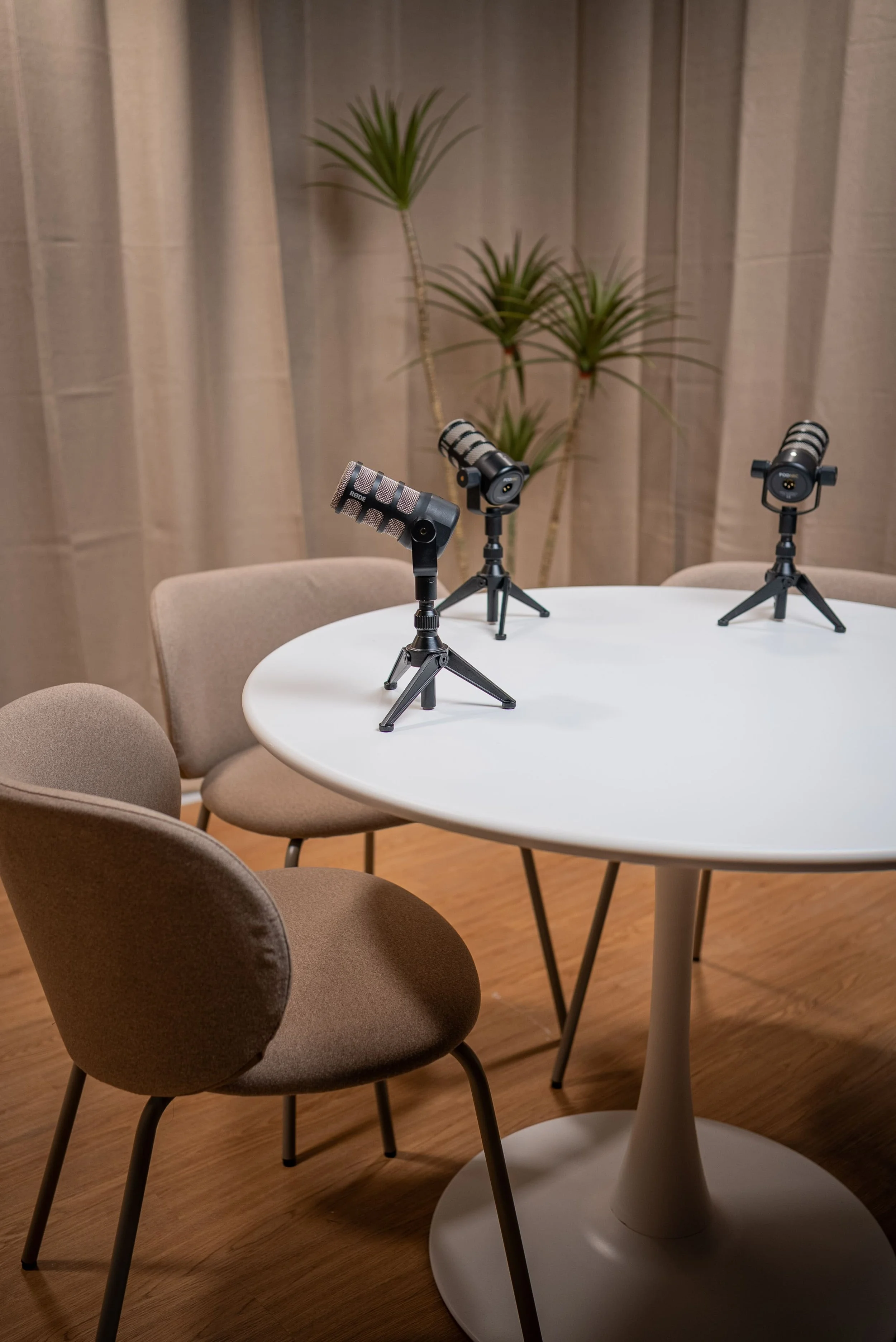 Set decorado para estudio de grabación de podcast y videopodcast profesional en México