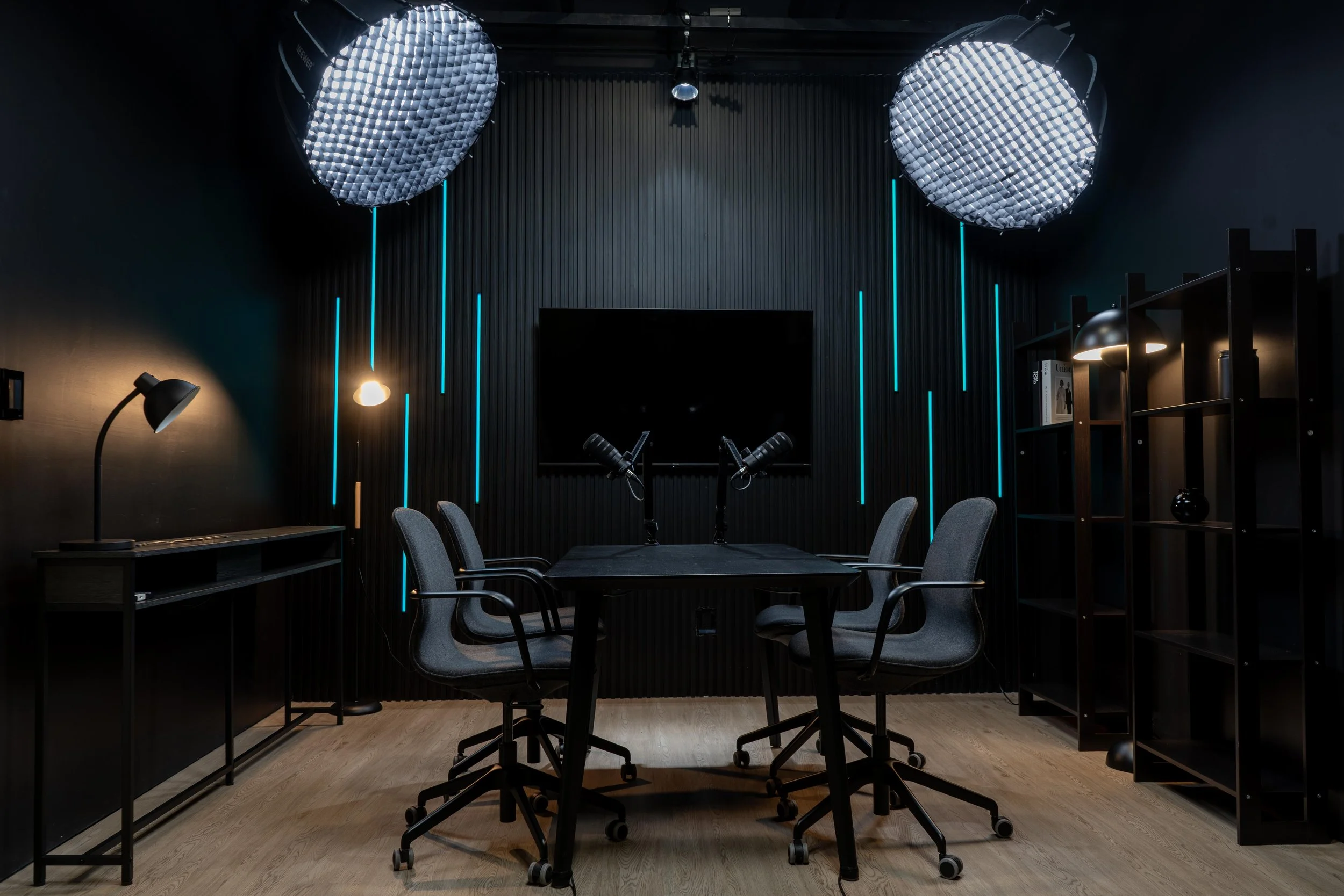 Set decorado para estudio de grabación de podcast y videopodcast profesional en México