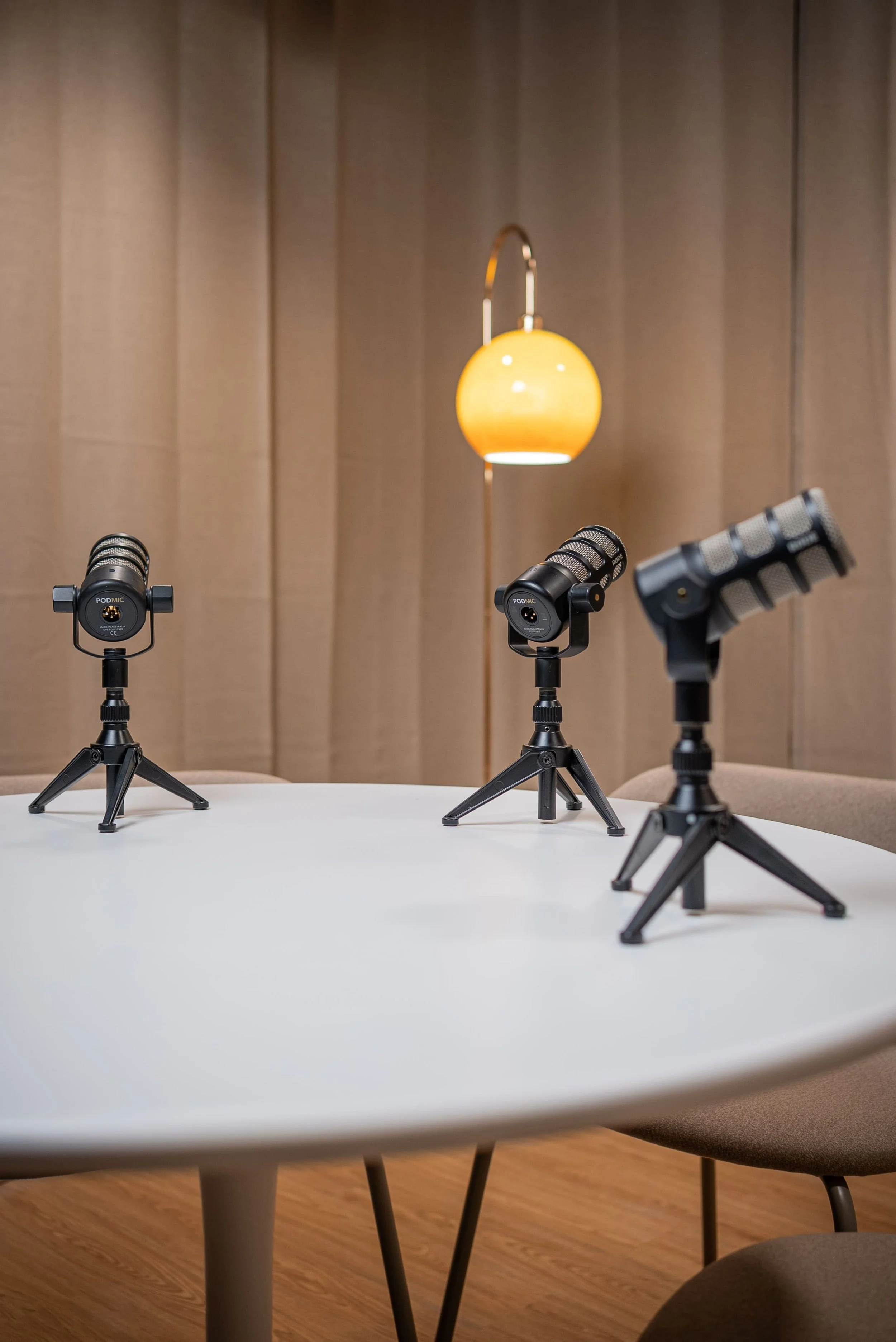 Set decorado para estudio de grabación de podcast y videopodcast profesional en México