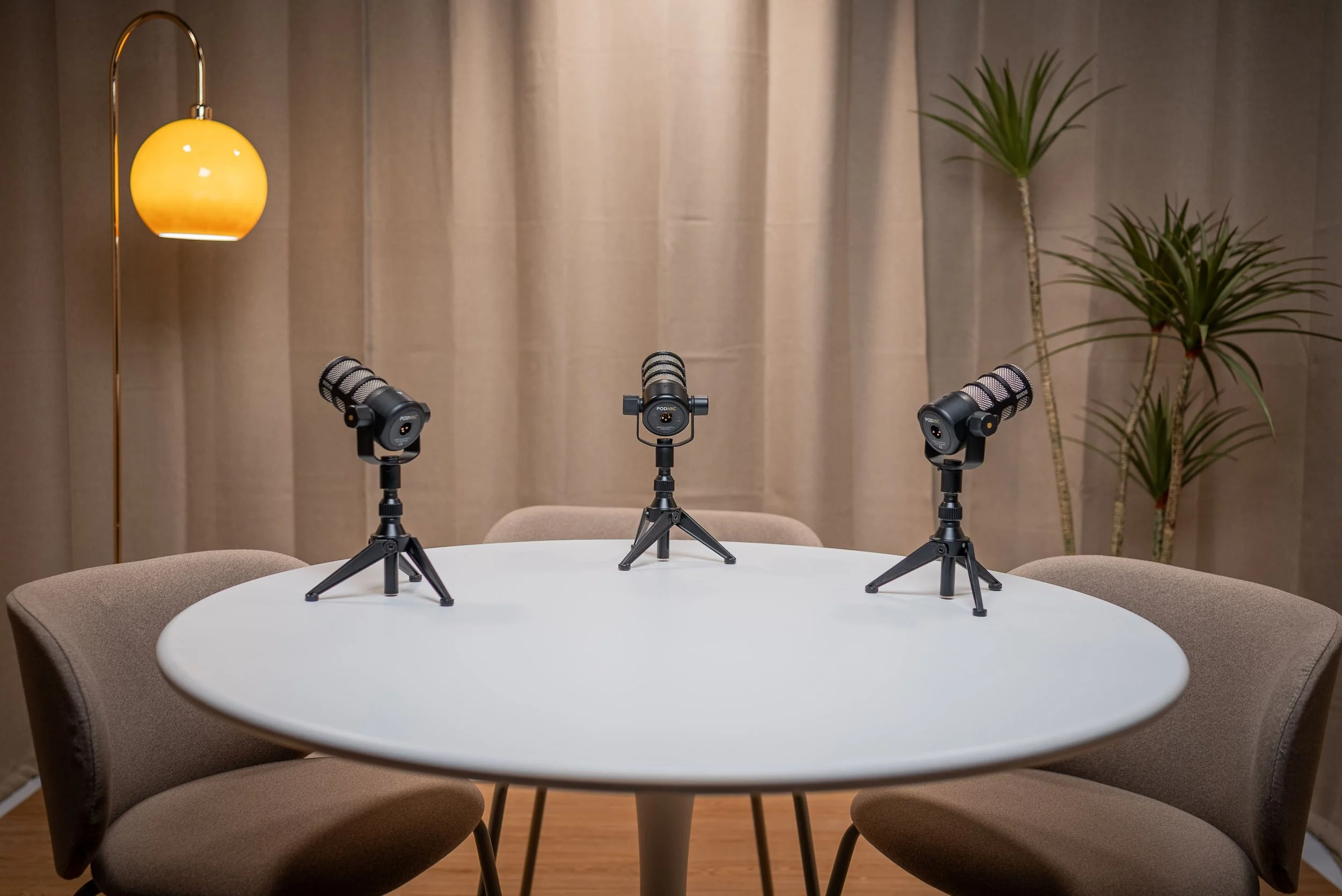 Set decorado para estudio de grabación de podcast y videopodcast profesional en México