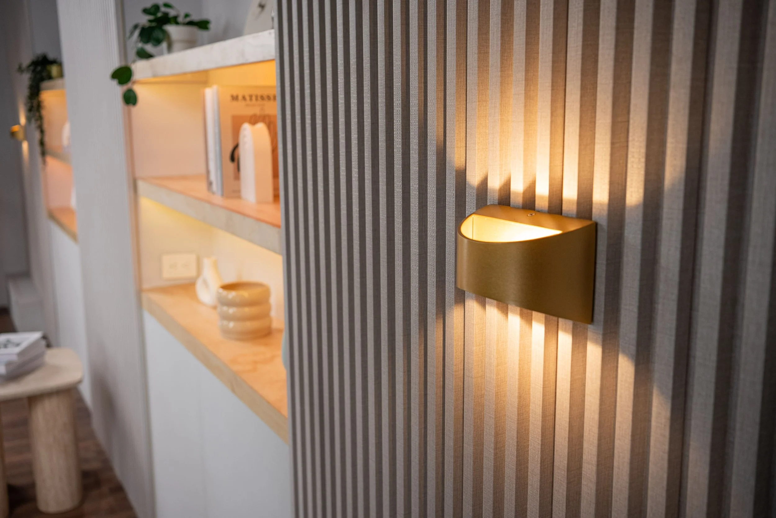 Set decorado para estudio de grabación de podcast y videopodcast profesional en México