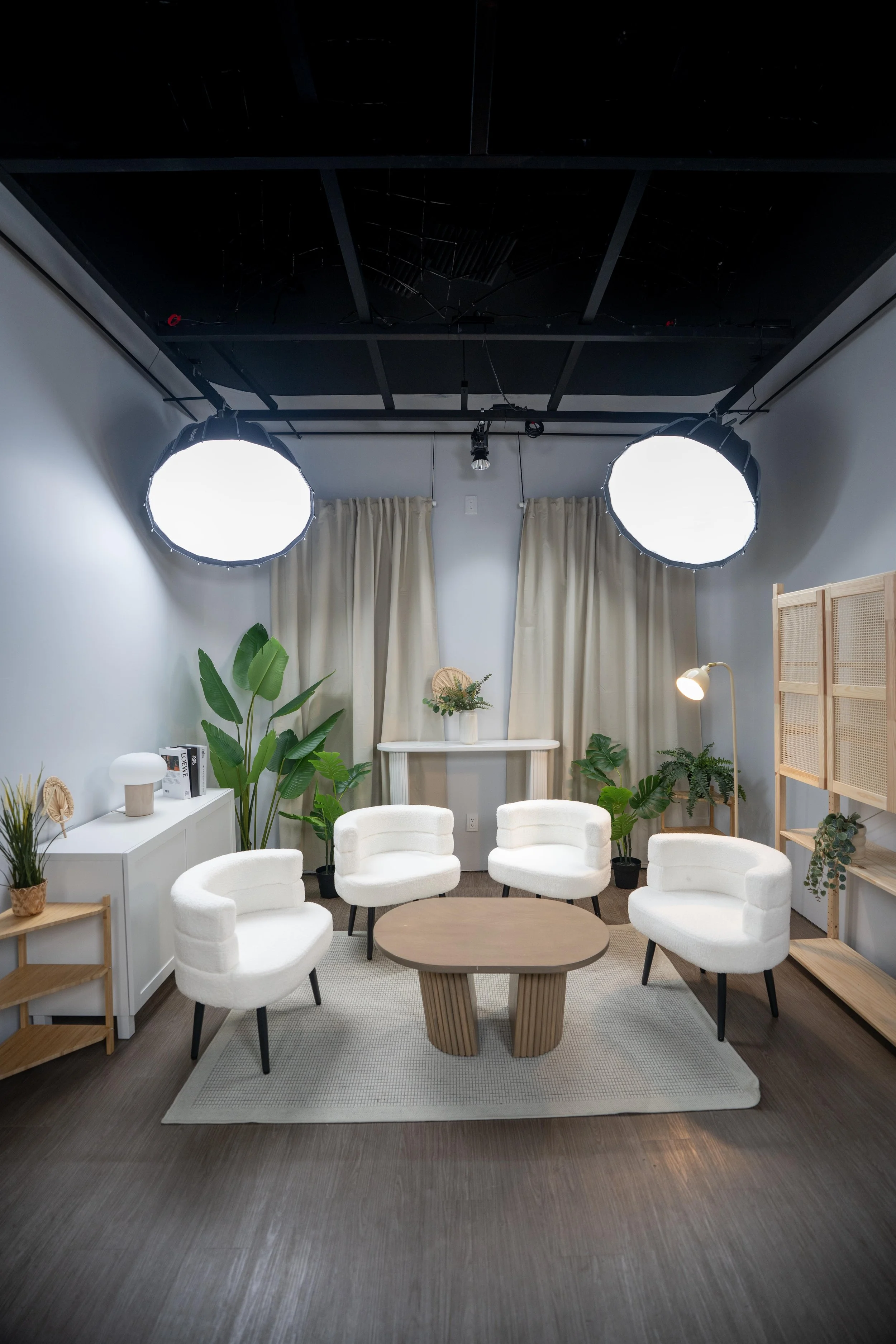 Set decorado para estudio de grabación de podcast y videopodcast profesional en México