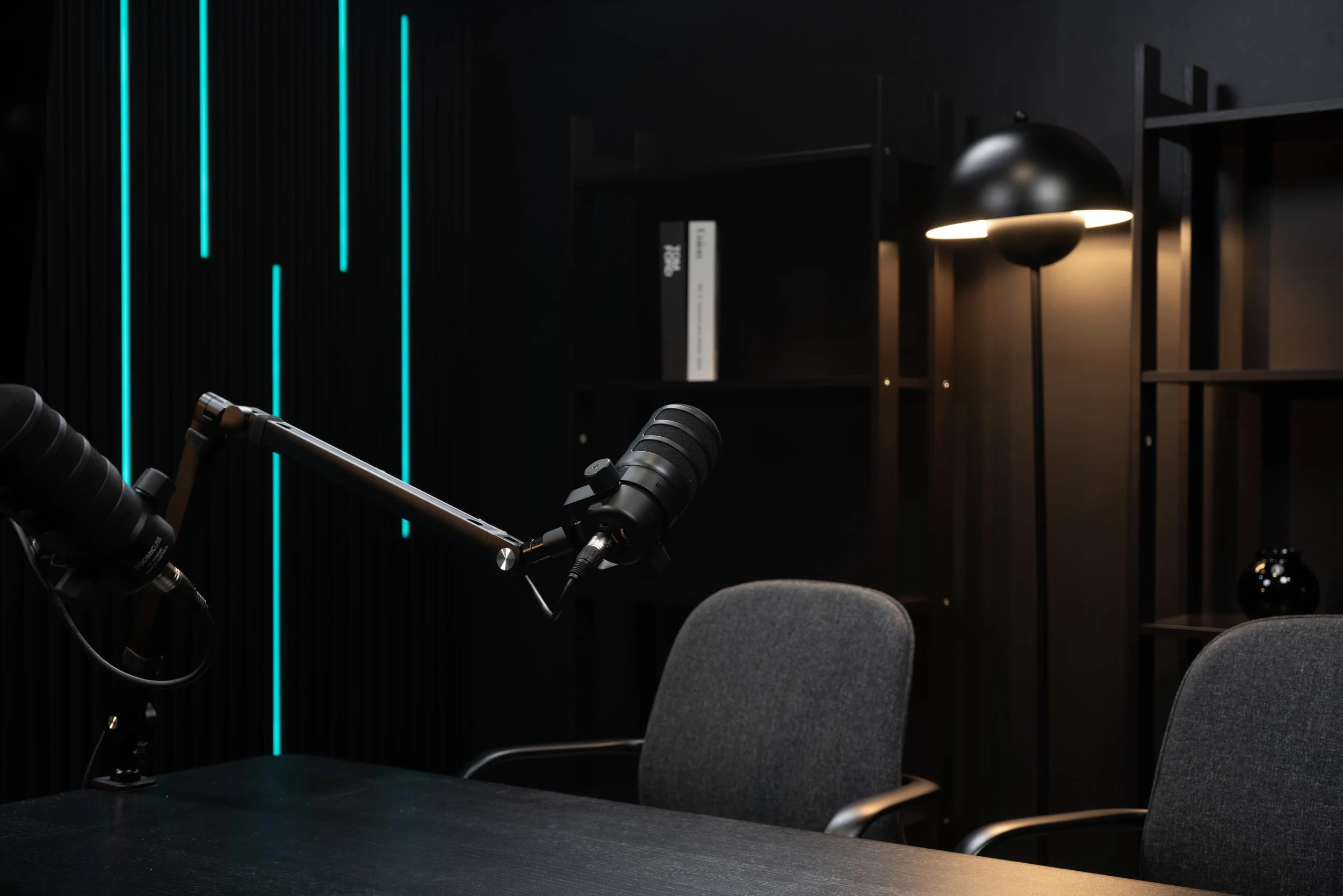 Set decorado para estudio de grabación de podcast y videopodcast profesional en México