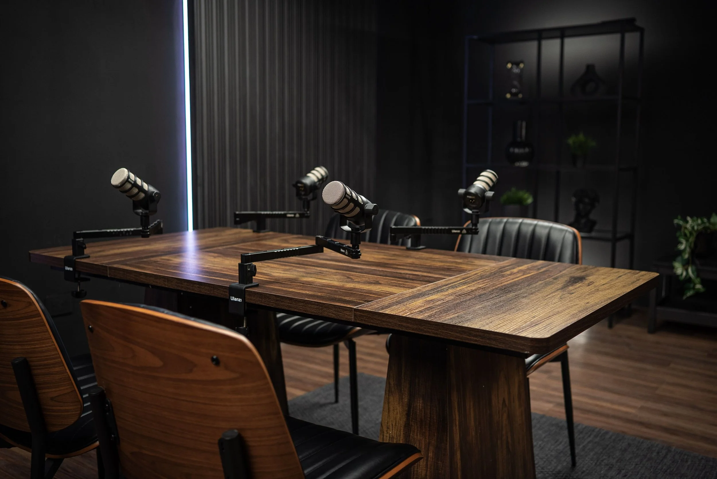 Set decorado para estudio de grabación de podcast y videopodcast profesional en México