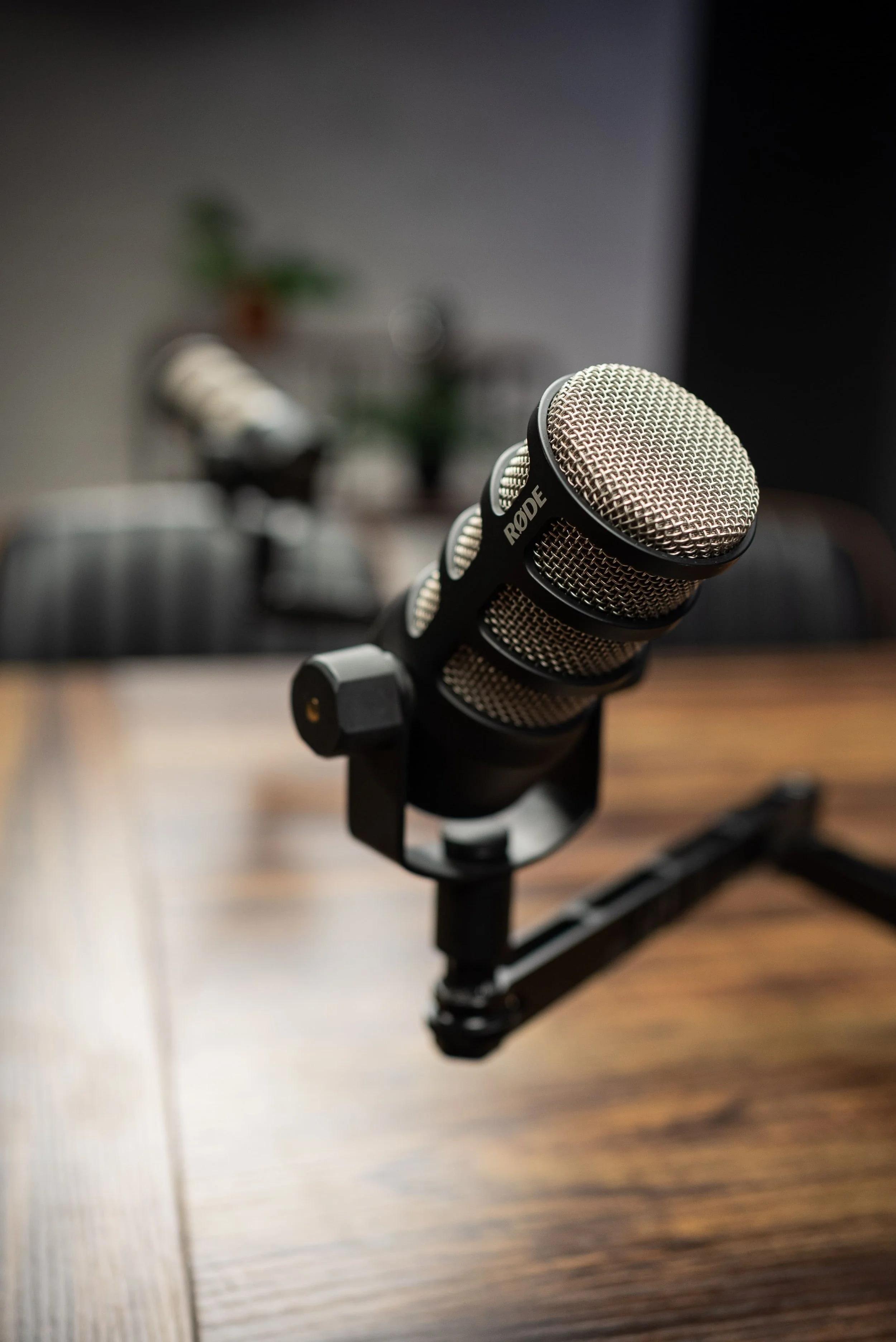 Set decorado para estudio de grabación de podcast y videopodcast profesional en México