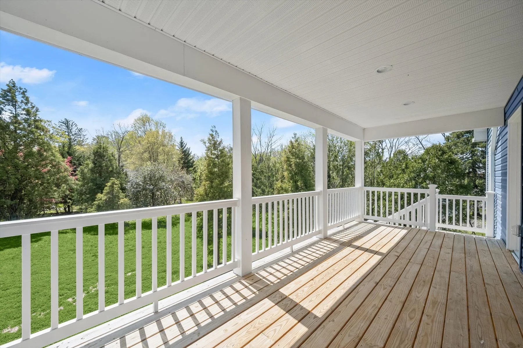 032-Covered Porch.jpg