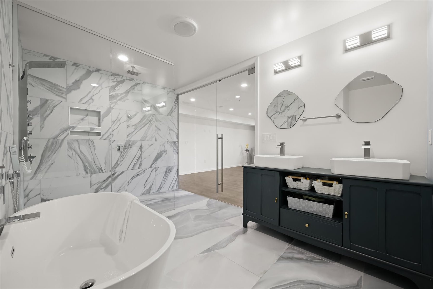 005-Primary Bath.jpg