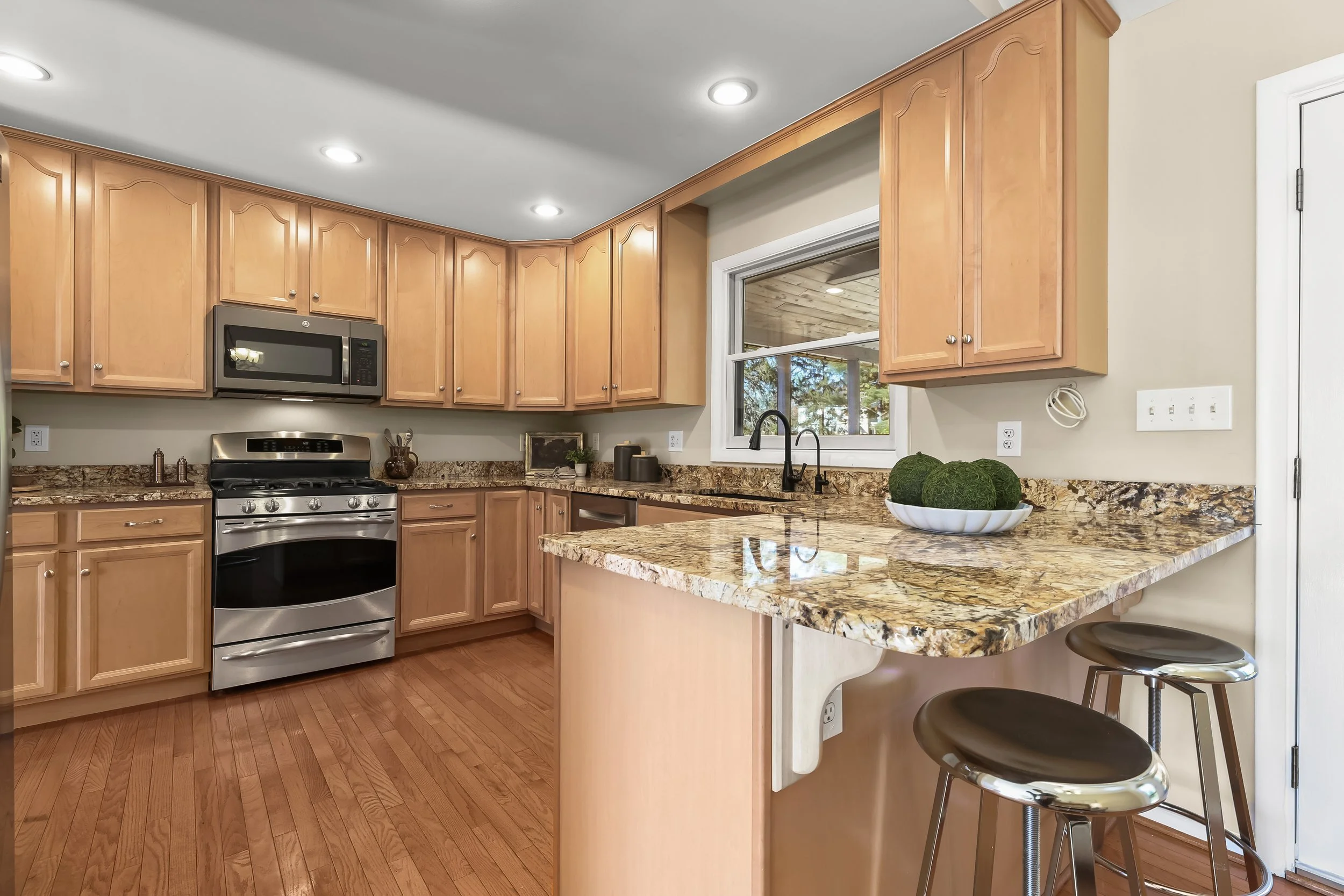 23-Chef's kitchen.jpg