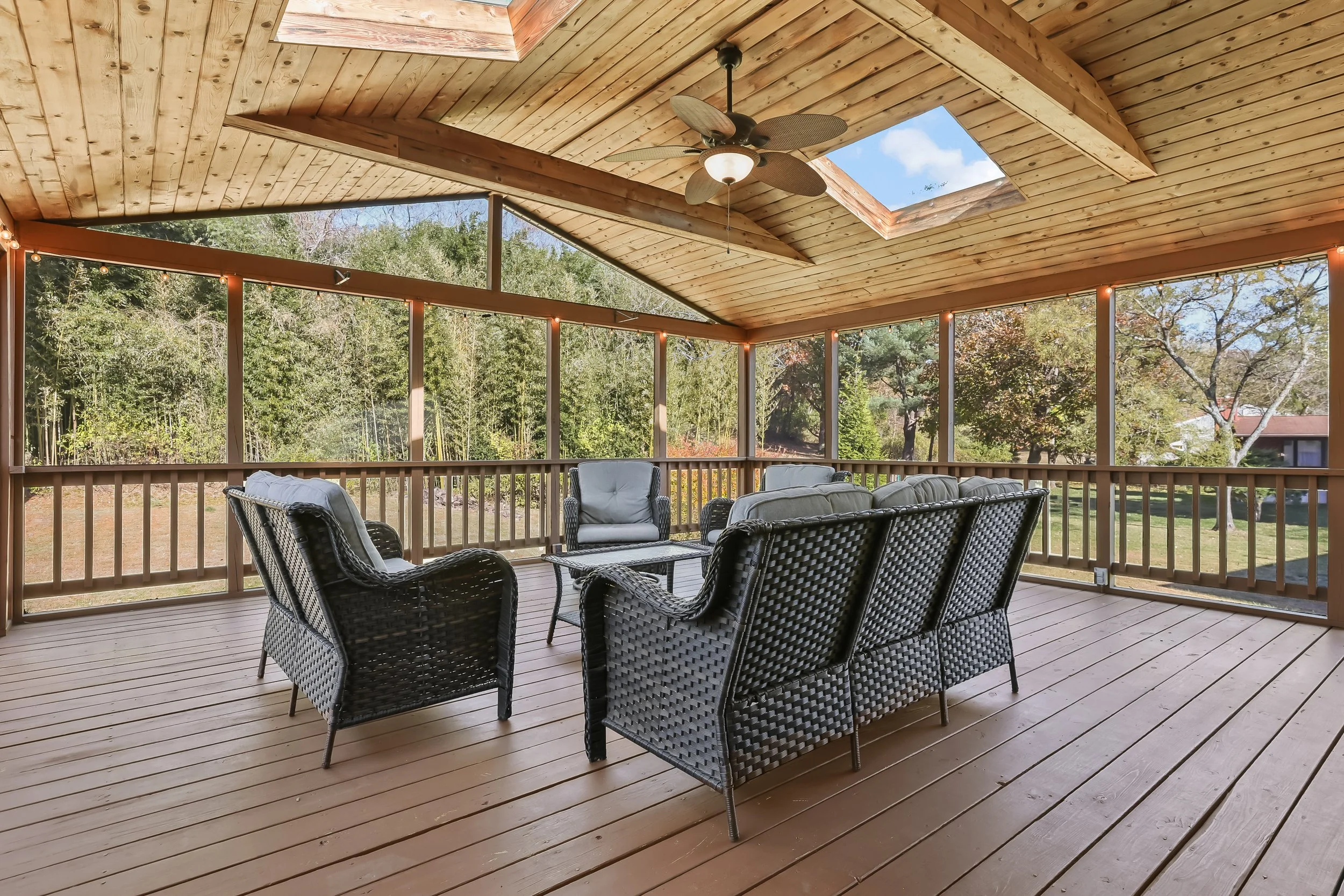 15-Huge screened porch.jpg