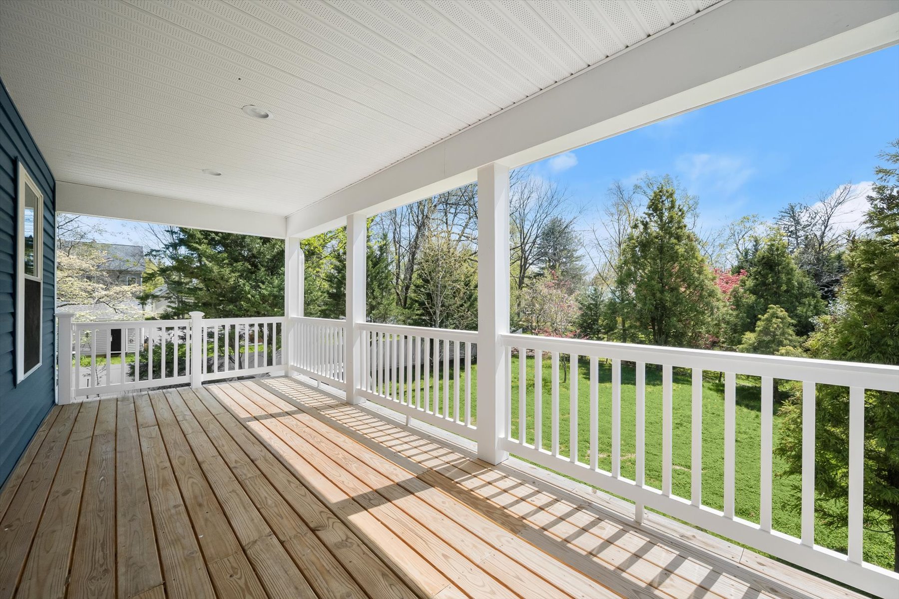 031-Covered Porch.jpg