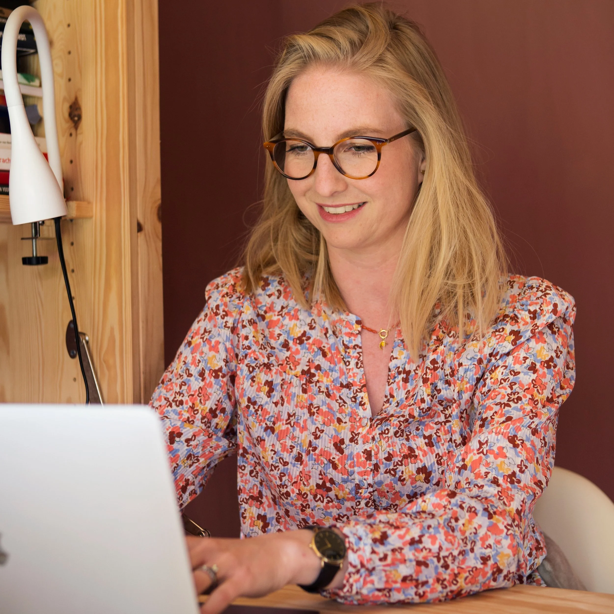Ik ben erachter gekomen dat ik een niche heb:&nbsp;relatiecoach voor mensen die hun partner thuislaten 😉  Als (loopbaan)coach en psycholoog help ik mensen vaak onderzoeken wat er onder hun gedrag speelt. En dat gaat natuurlijk niet alleen over werk.